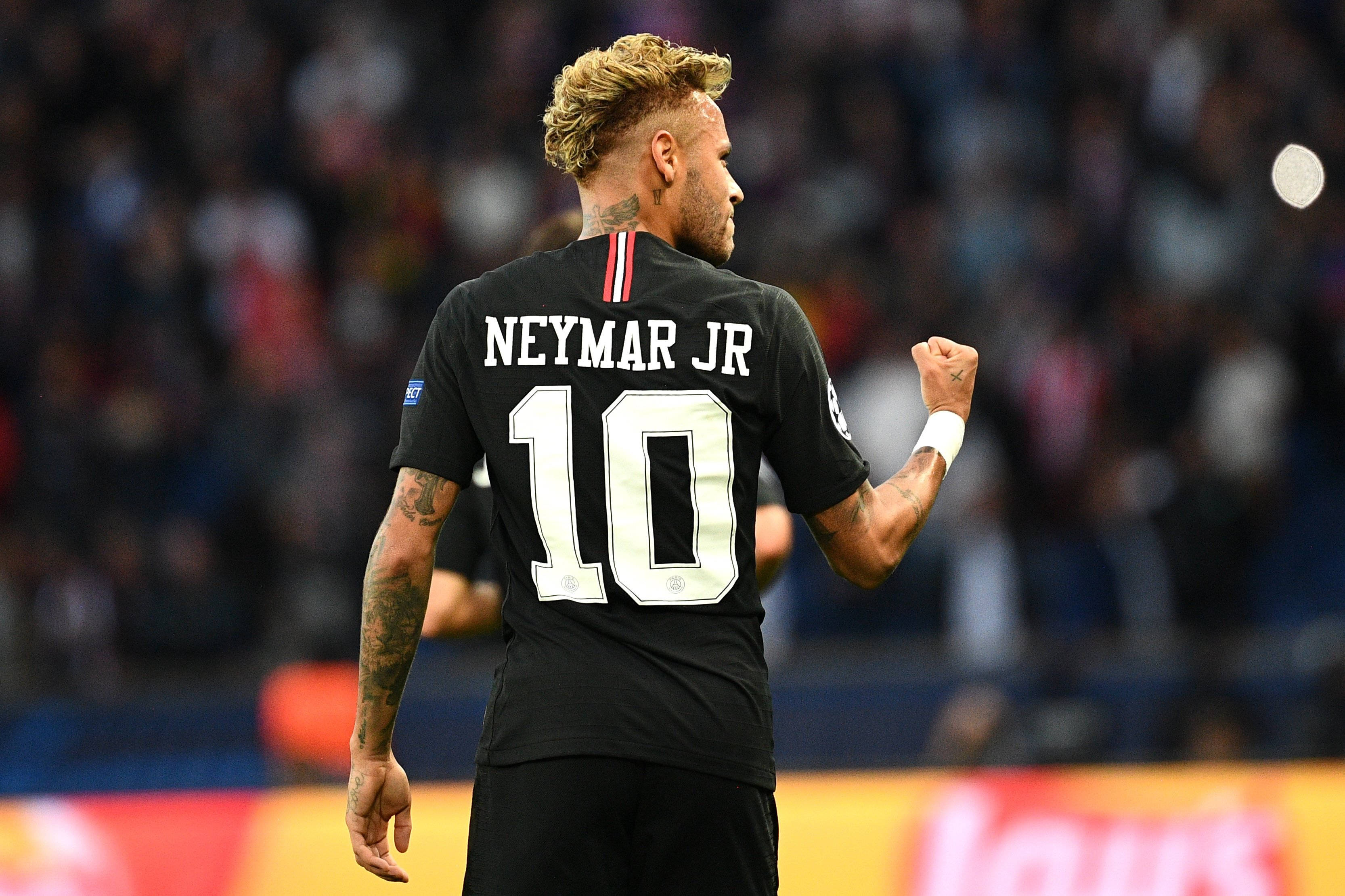 Neymar Jr nyrkki tiukkana Taustakuvat