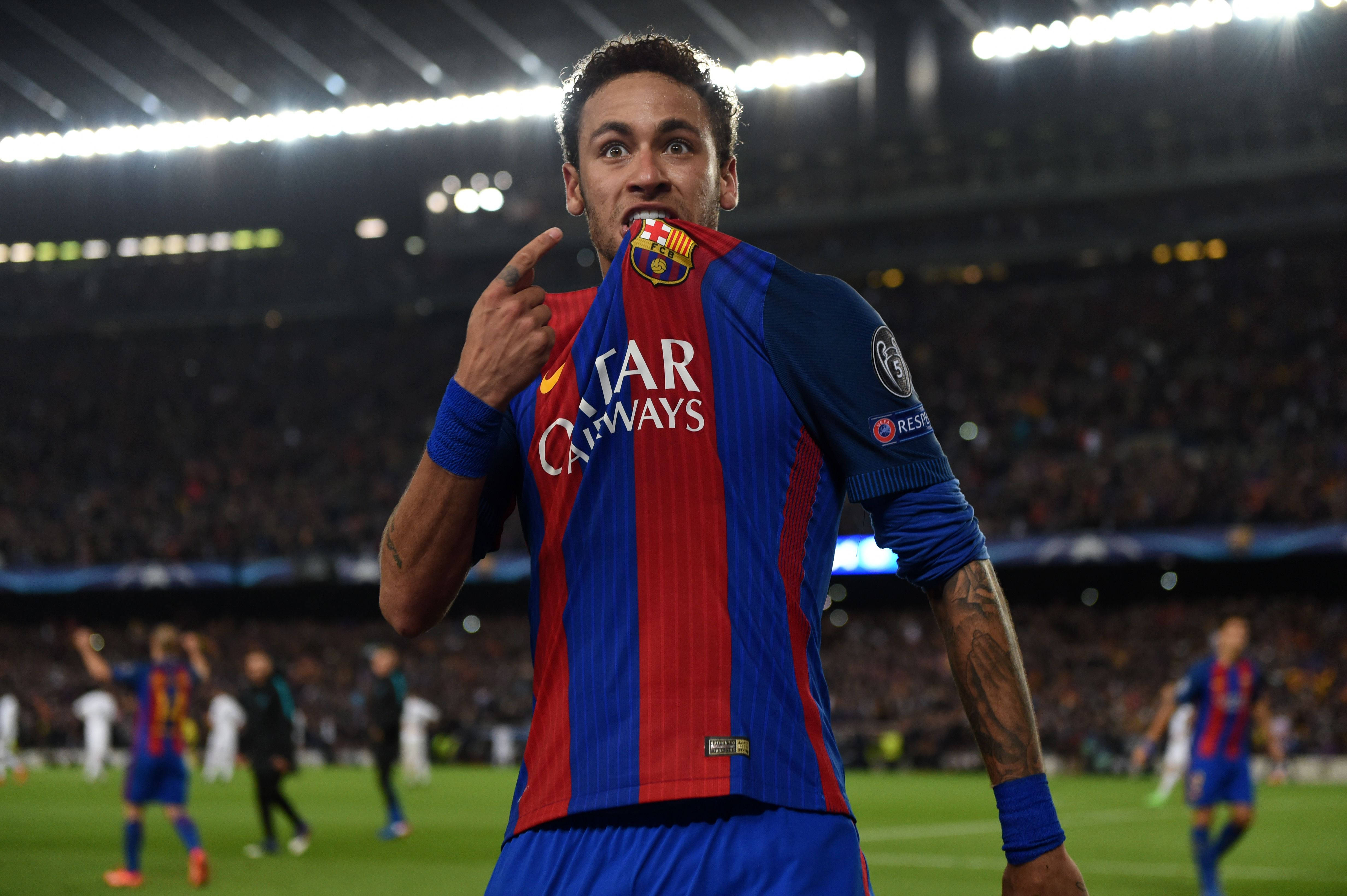 Neymar Jr venyttää paitaansa