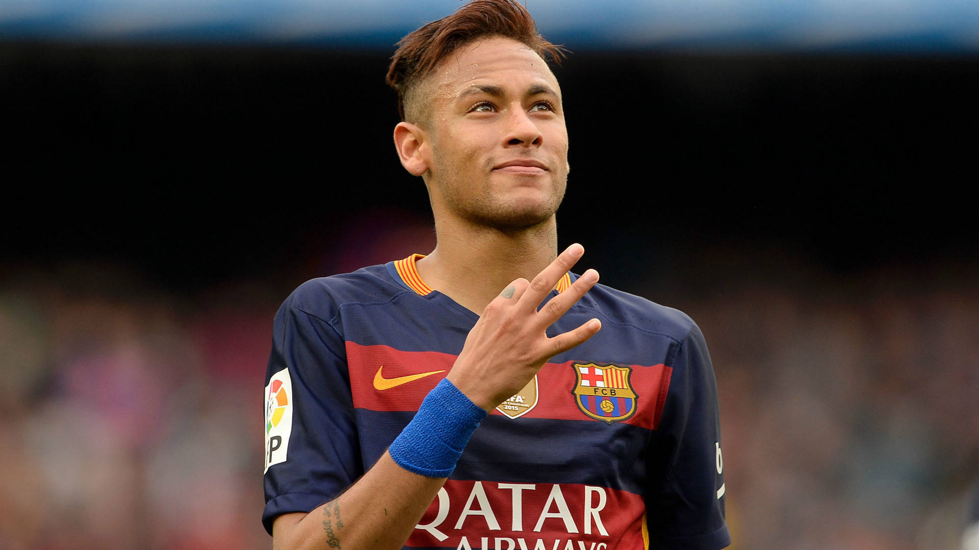 Neymar jr. näyttää 3 sormen merkkiä FC Barcelonan paidassa -taustakuva