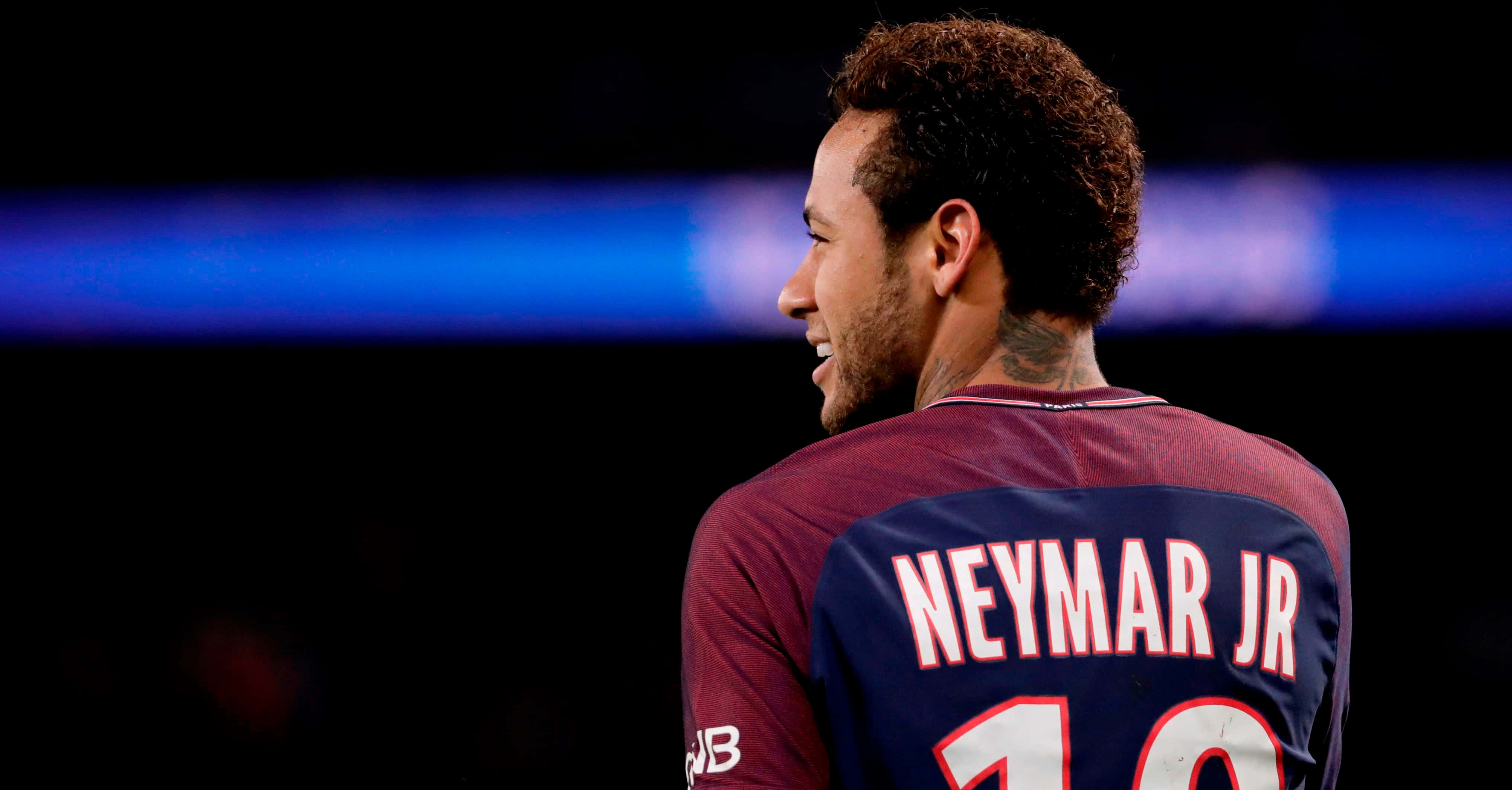 Neymar kuljettaa palloa taitavasti ja tyynesti Taustakuvat