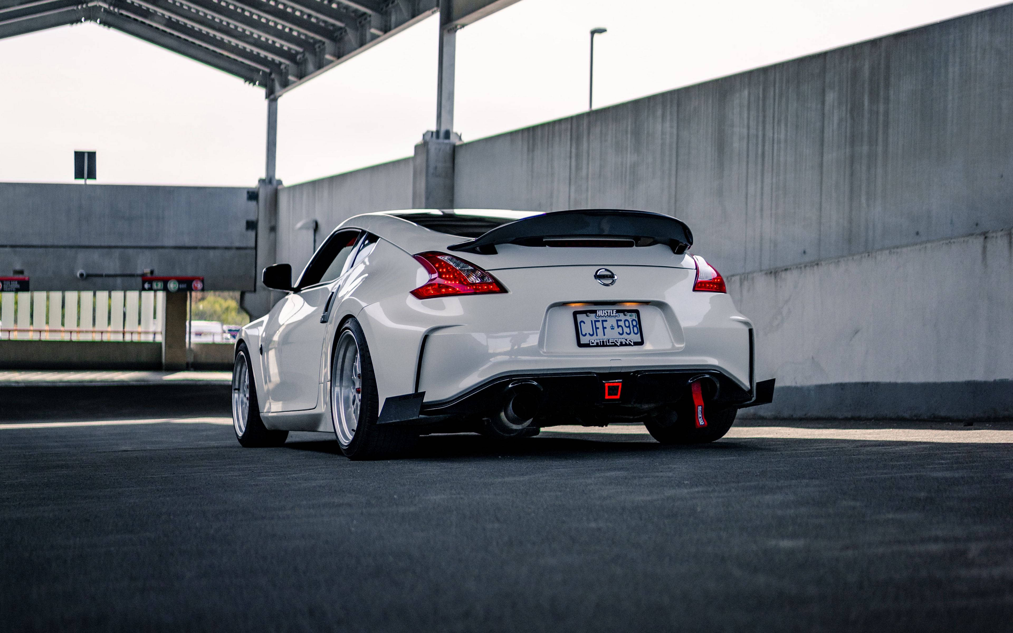 Nissan 370Z katetussa parkkipaikassa Taustakuvat