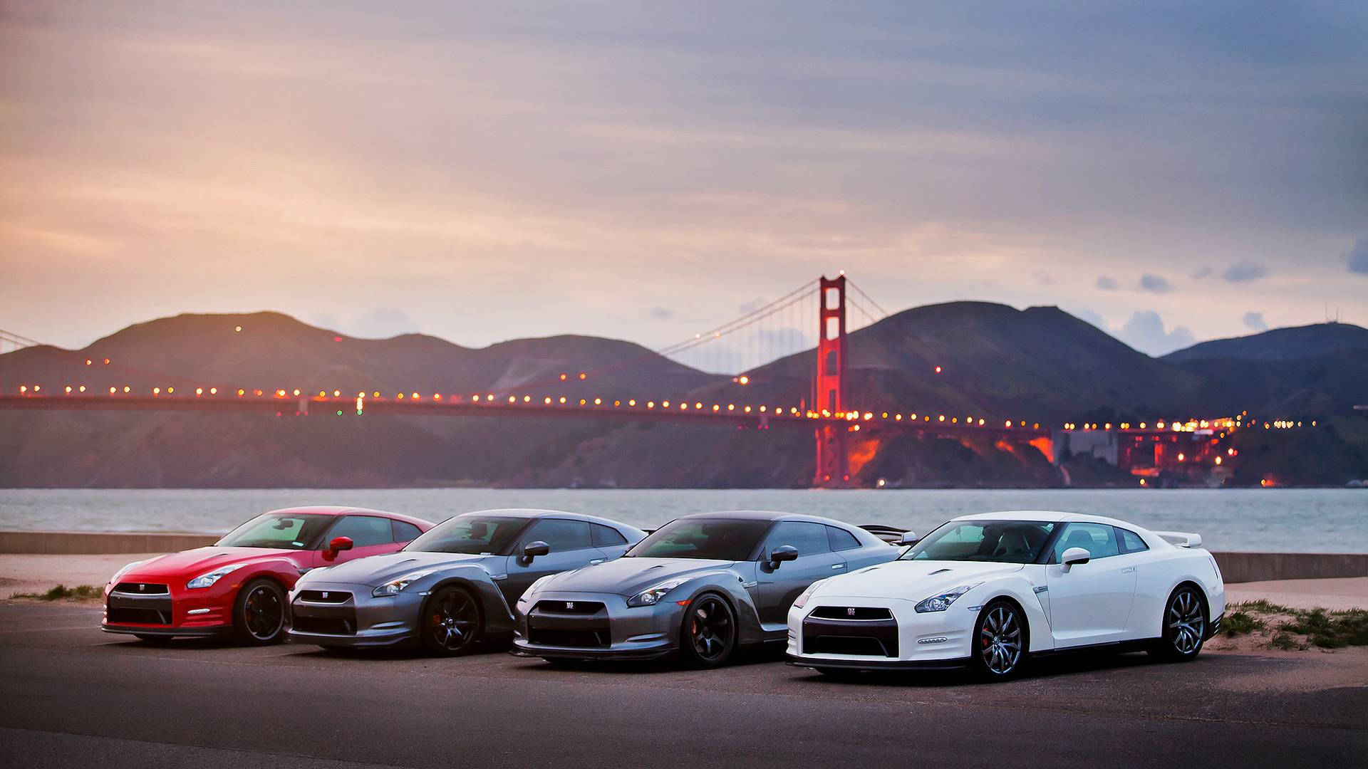 Nissan GTR -autot pysäköitynä meren lähelle Taustakuvat