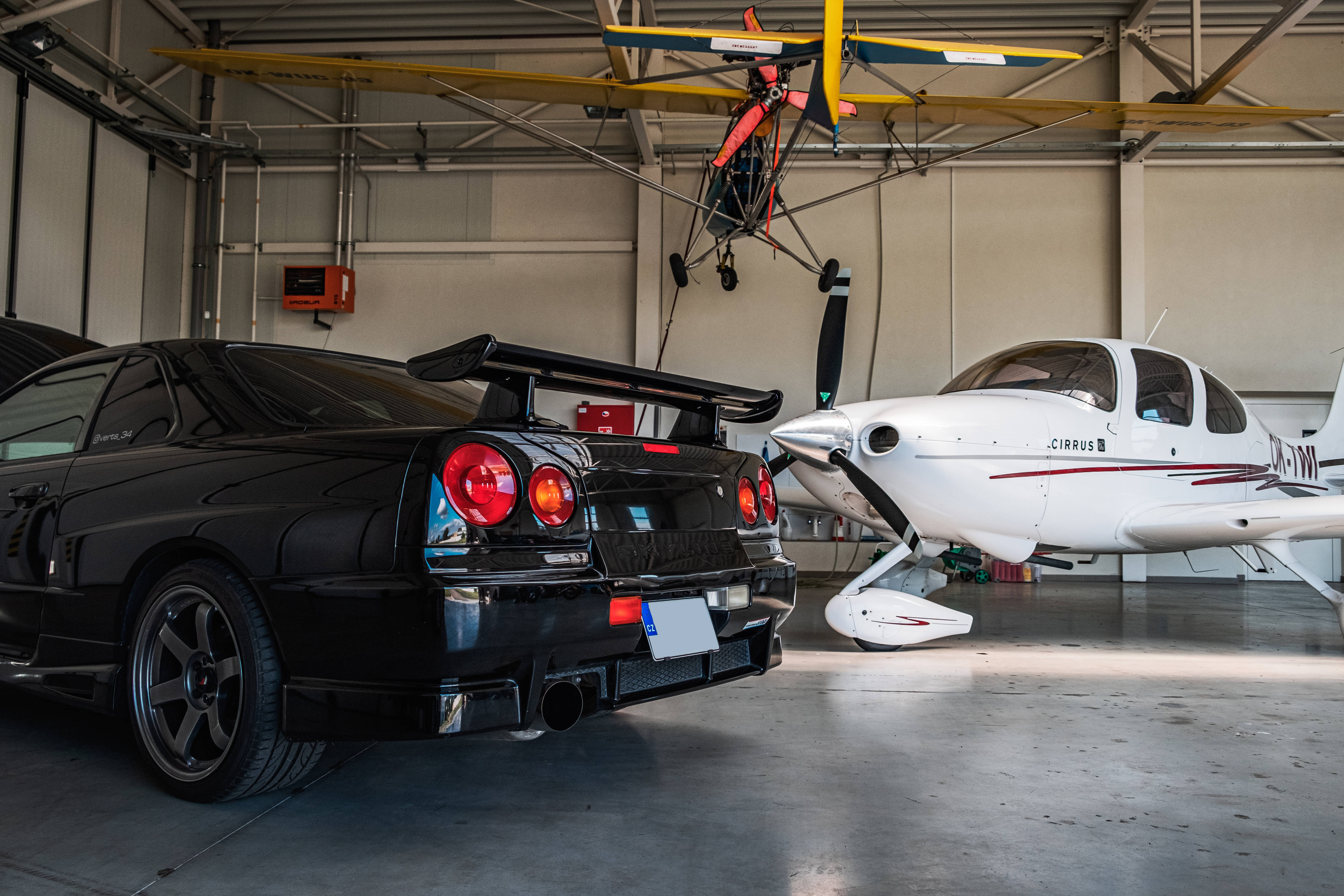 Nissan Skyline GTR R34 Hangaarissa Taustakuvat