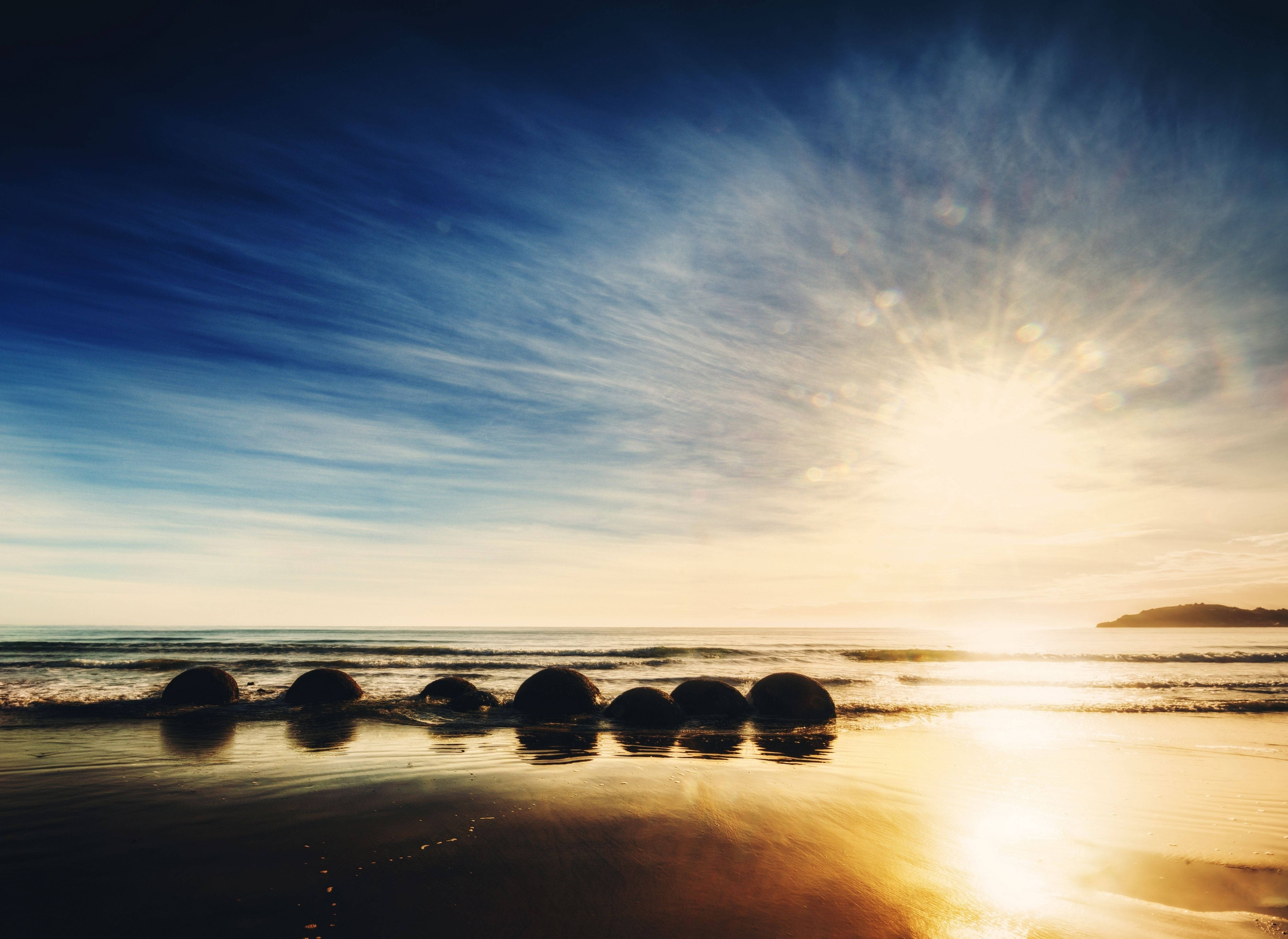 Nouse auringon kanssa Moeraki Boulders Beachilla Taustakuvat