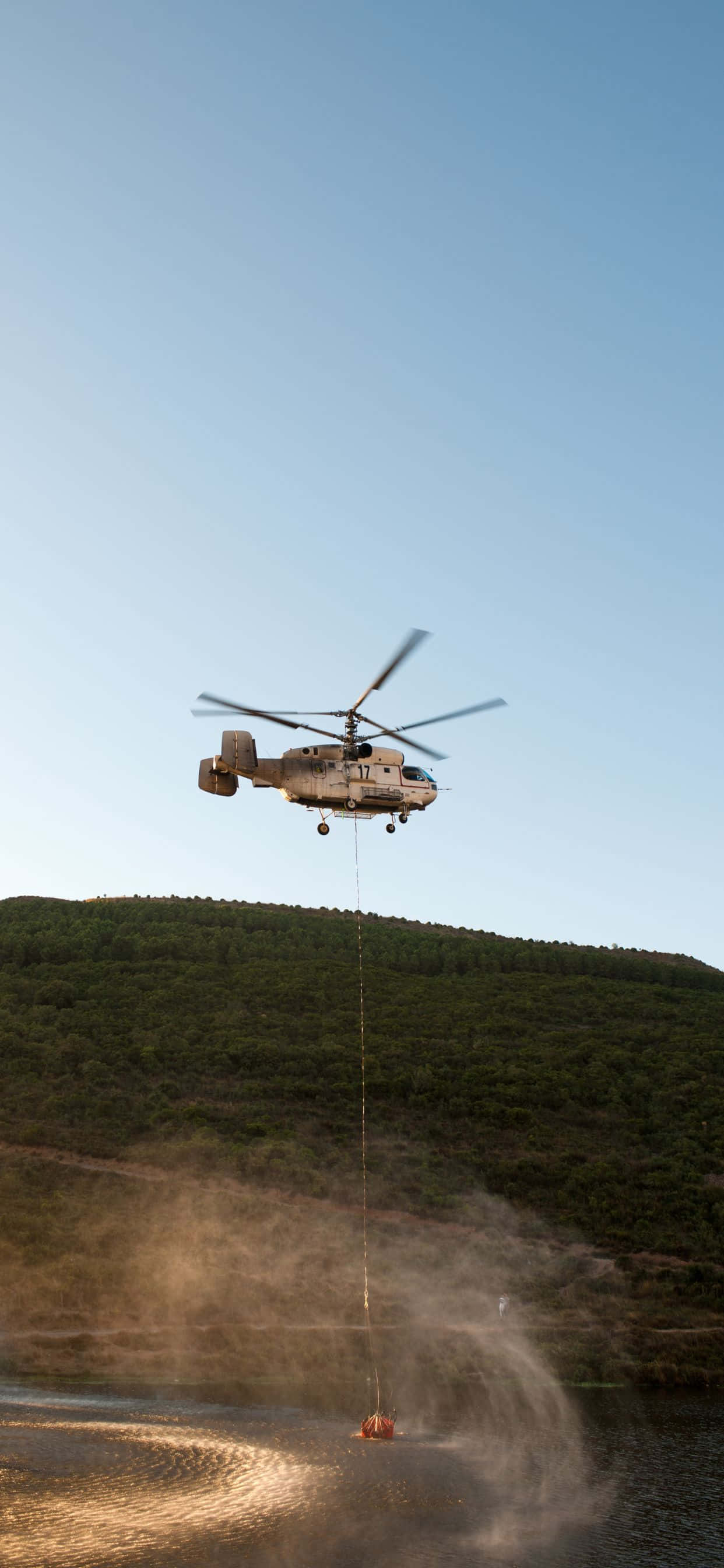 Nouse taivaalle iPhone Xs Maxin ja helikopterin kanssa Taustakuvat