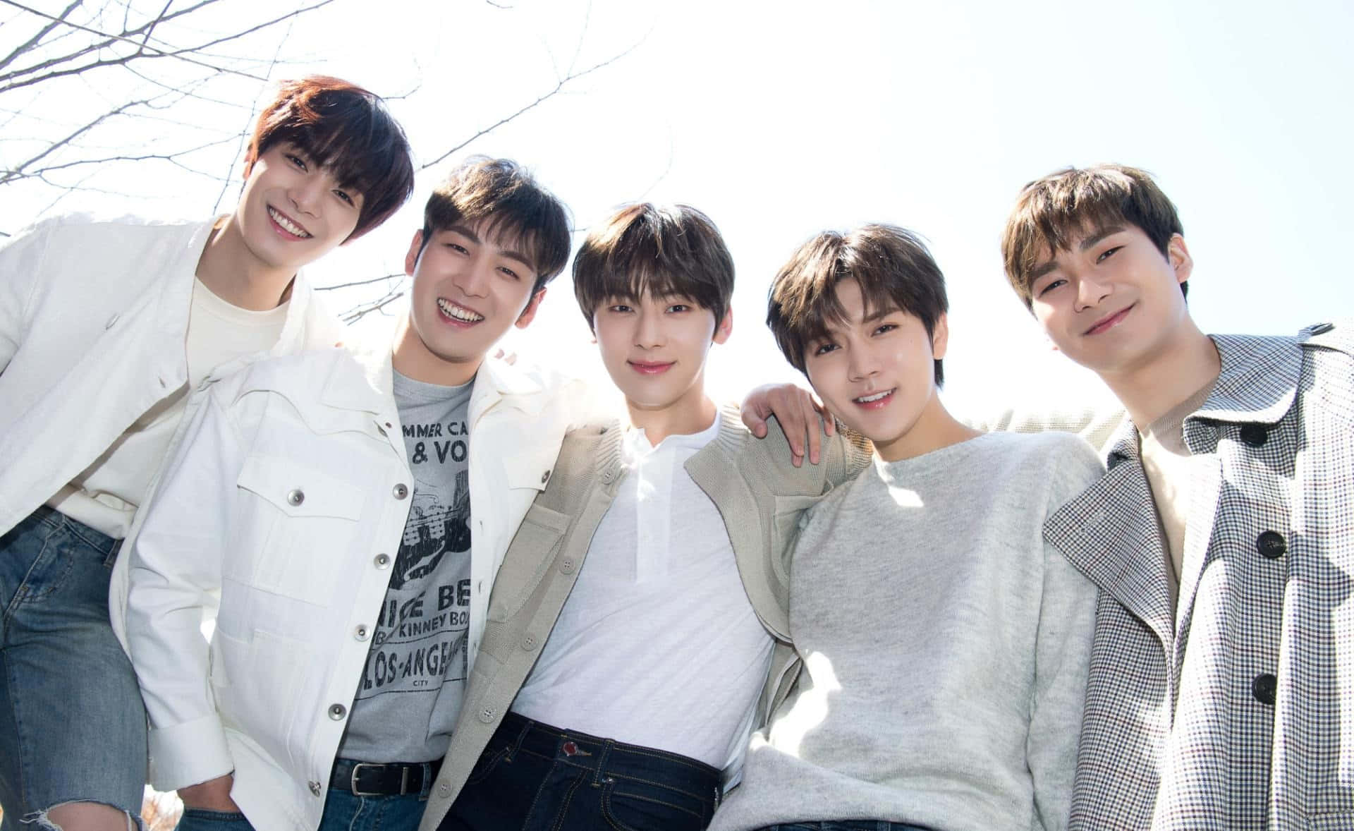 Nuest Kpop-poikabändi ulkona Taustakuvat