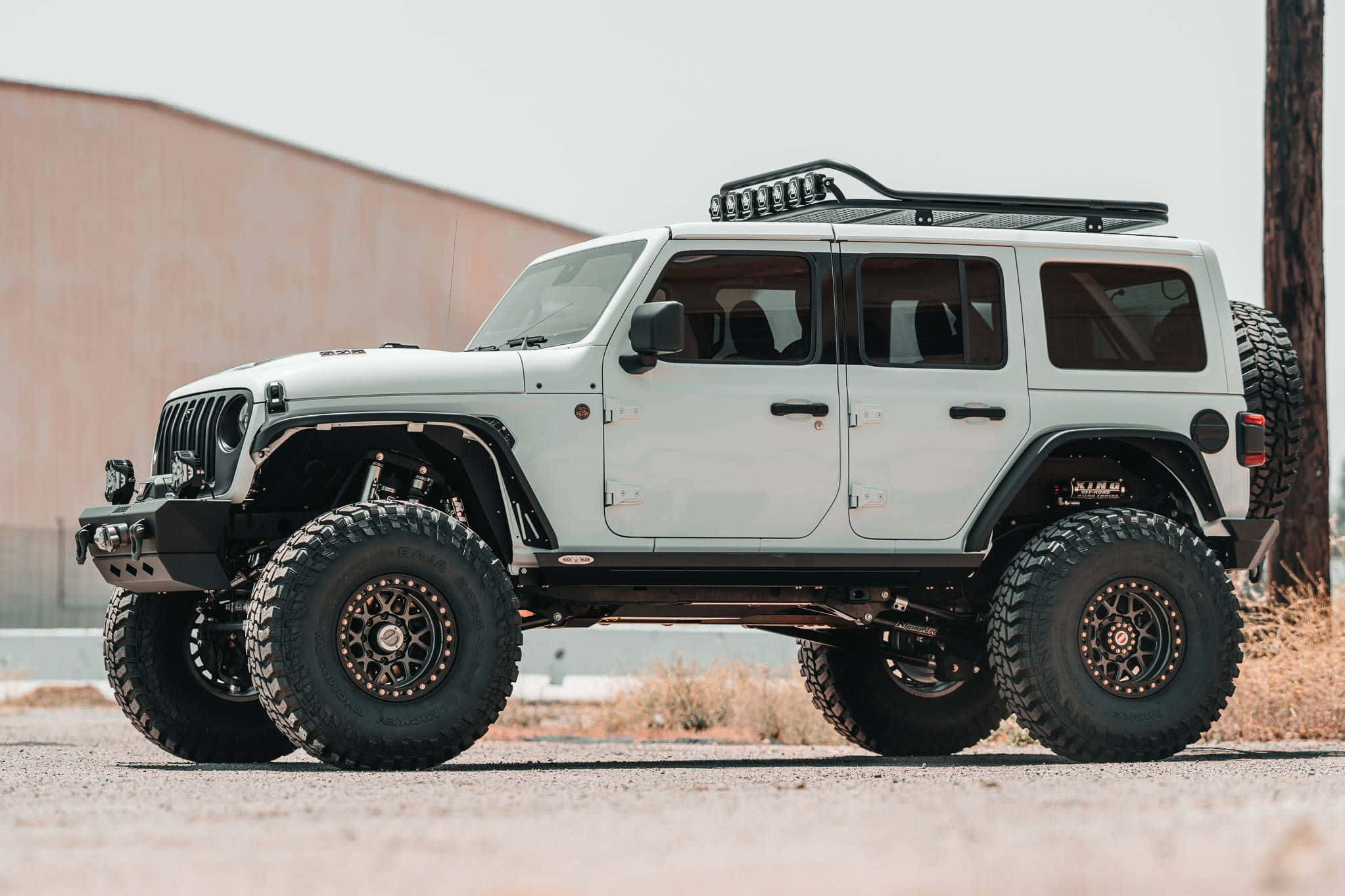 Off-road-seikkailu jykevällä SUV:lla Taustakuvat
