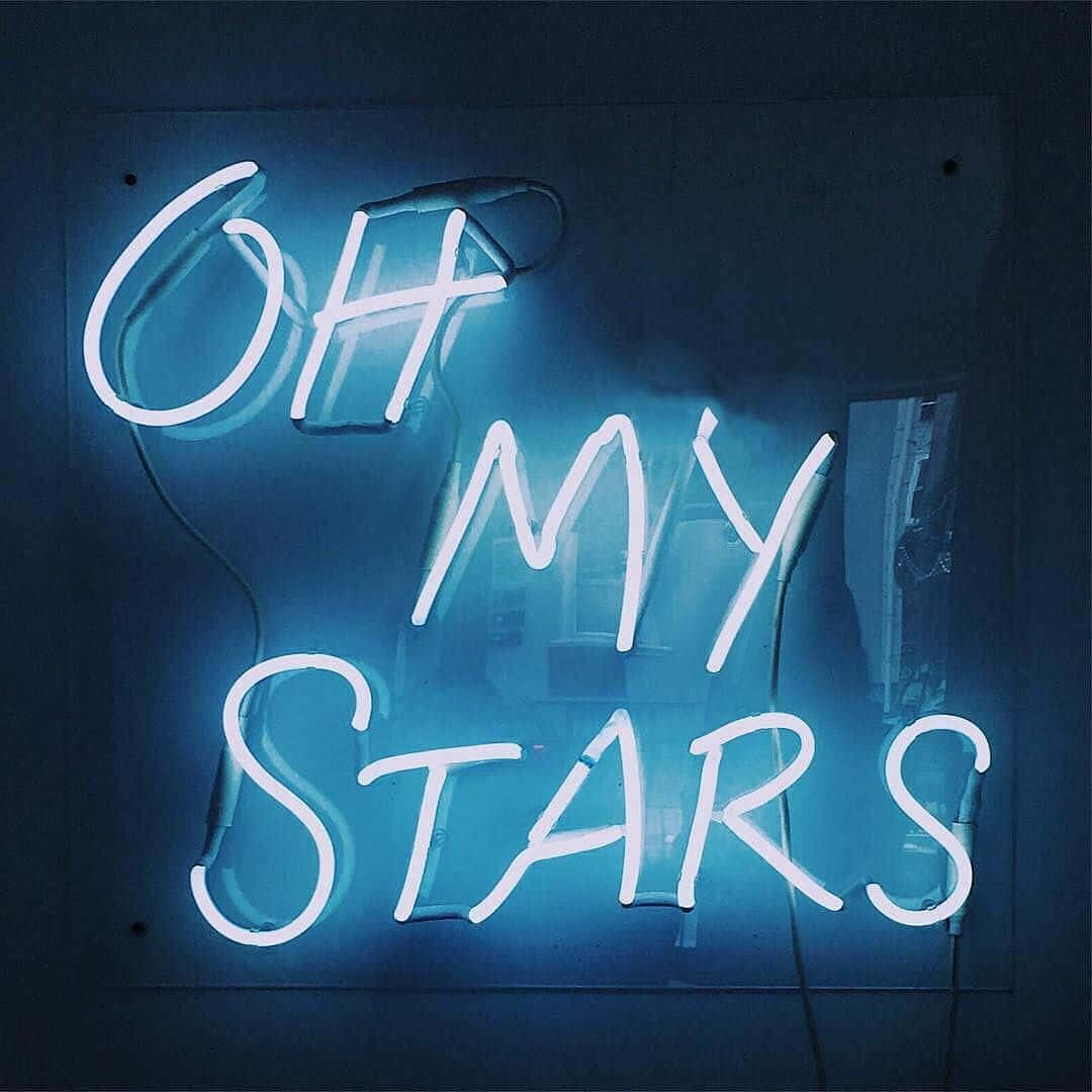 Ole oma itsesi ja erotu neon sinisellä estetiikalla Taustakuvat