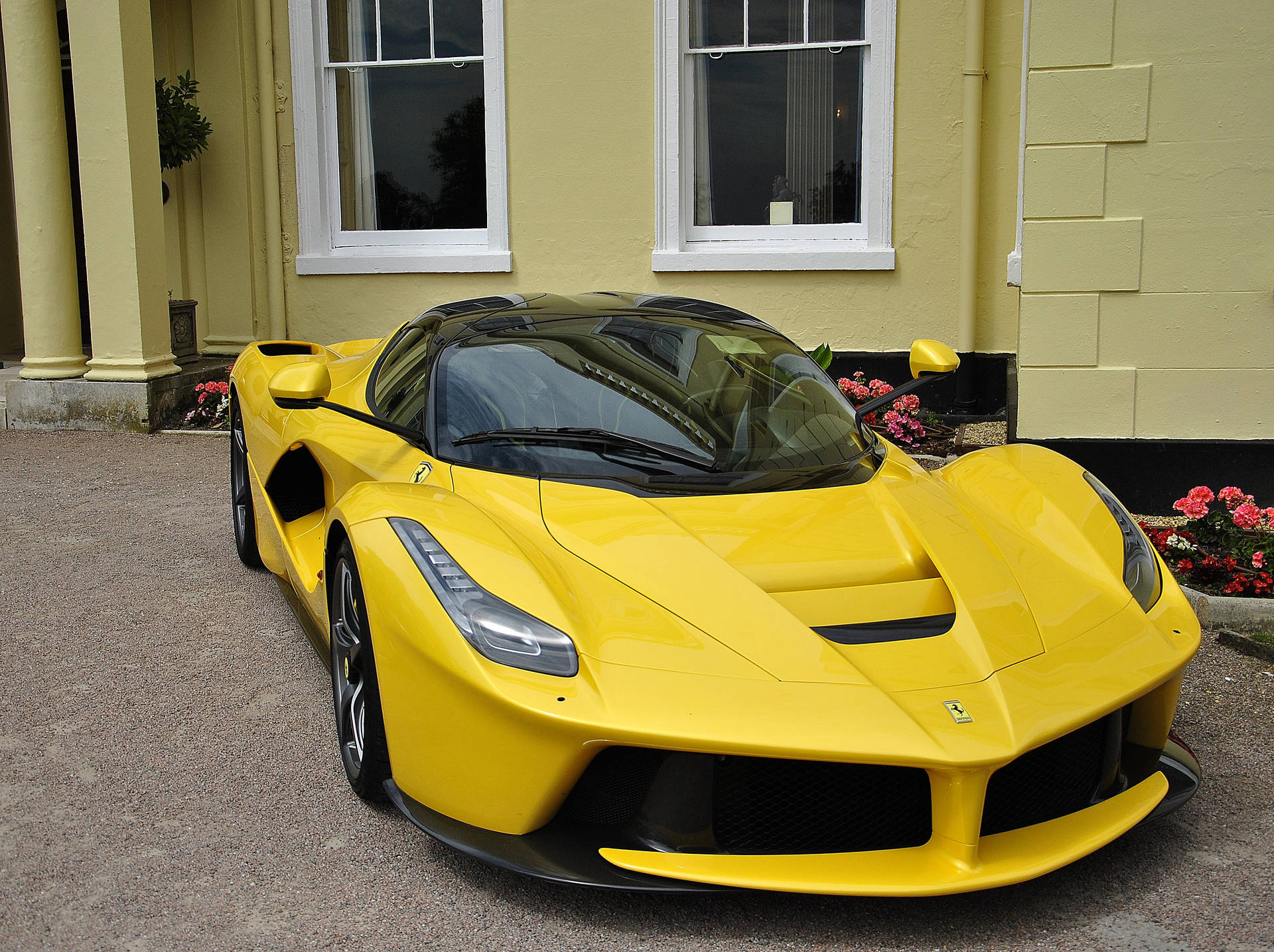 Pysäköity keltainen LaFerrari -superautomalli taustakuva.