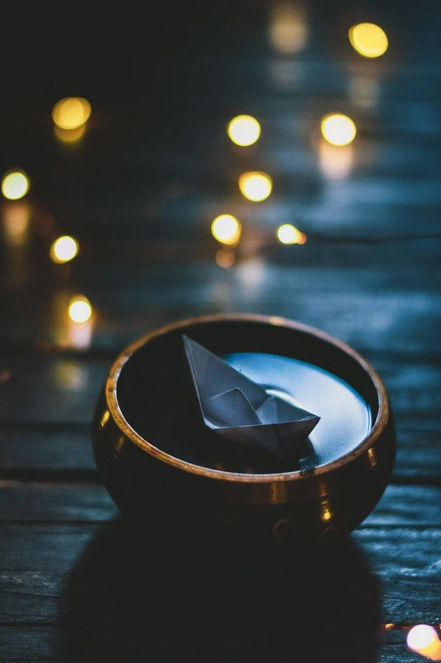 Origami-vene kellumassa kulhossa — Beige estetiikka GIF Taustakuvat