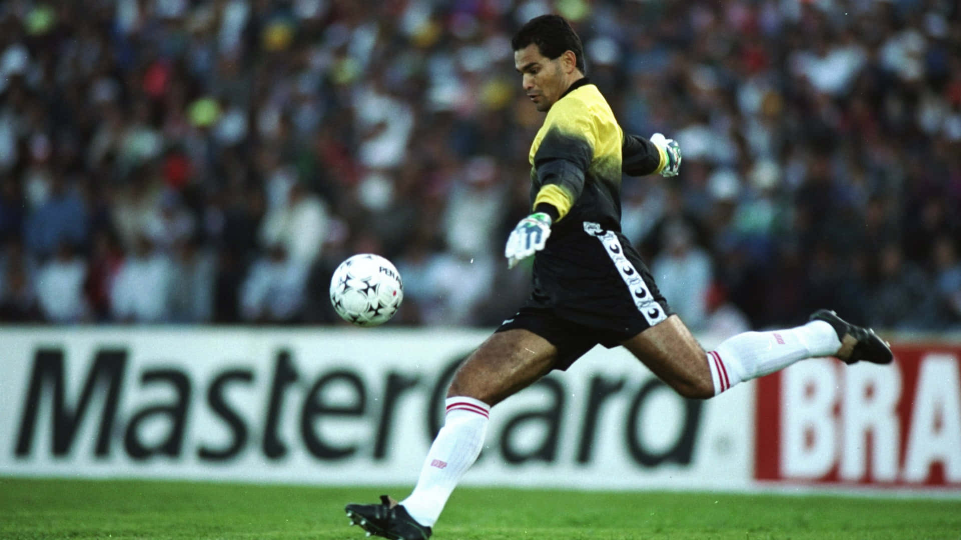 Paraguayn jalkapallomaalivahti Jose Luis Chilavert potkaisee palloa Taustakuvat