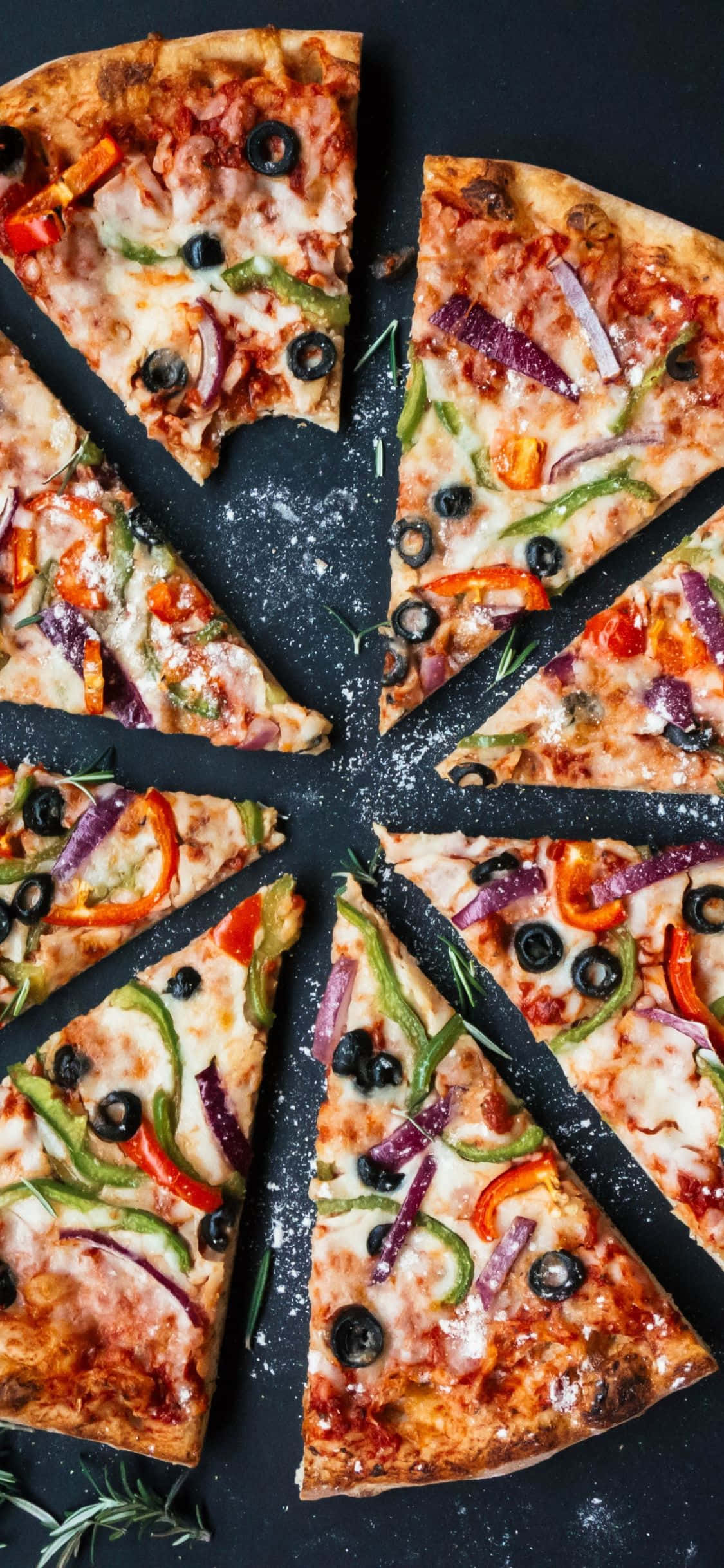 pizza, jossa on vihanneksia ja oliiveja, on leikattu viipaleiksi Taustakuvat