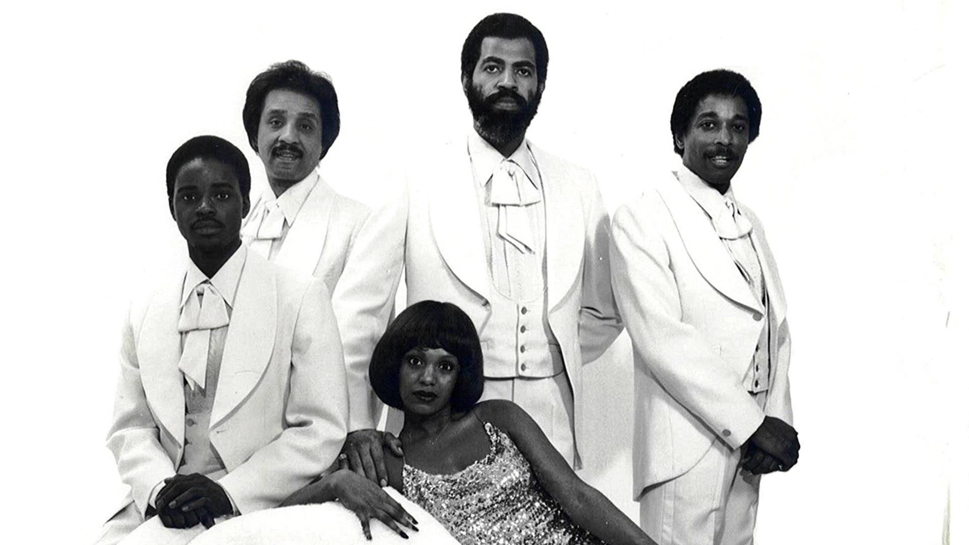 Platters-levyt jäsenen Zola Taylorin kanssa keskellä Taustakuvat