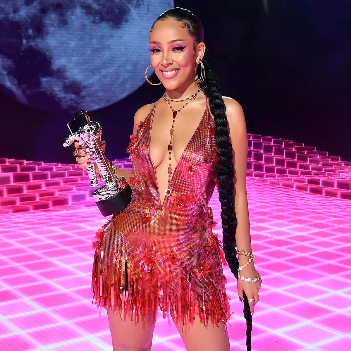 Pop-sensaatio Doja Cat esiintyy Taustakuvat