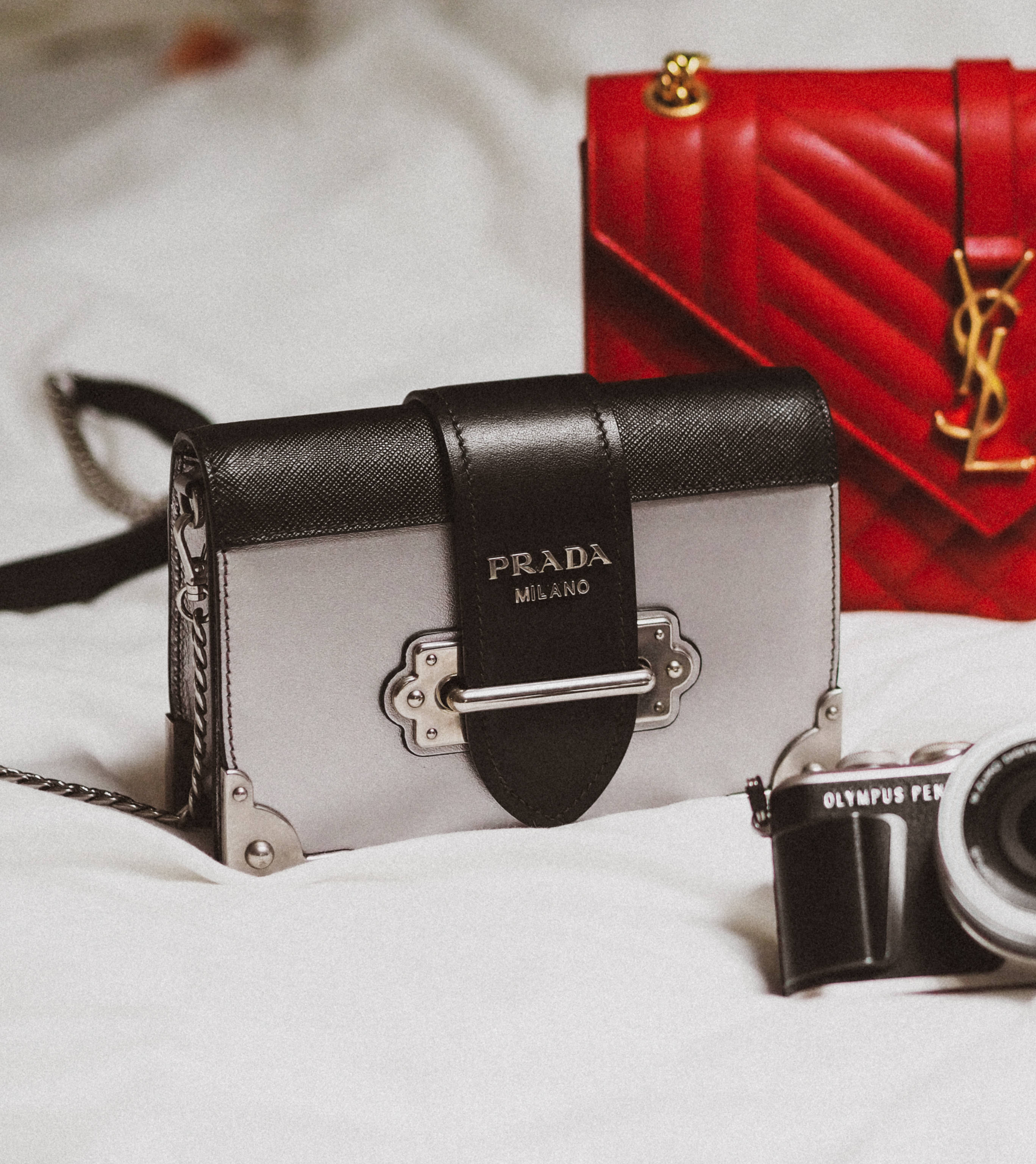 Prada ja YSL -laukut Taustakuvat