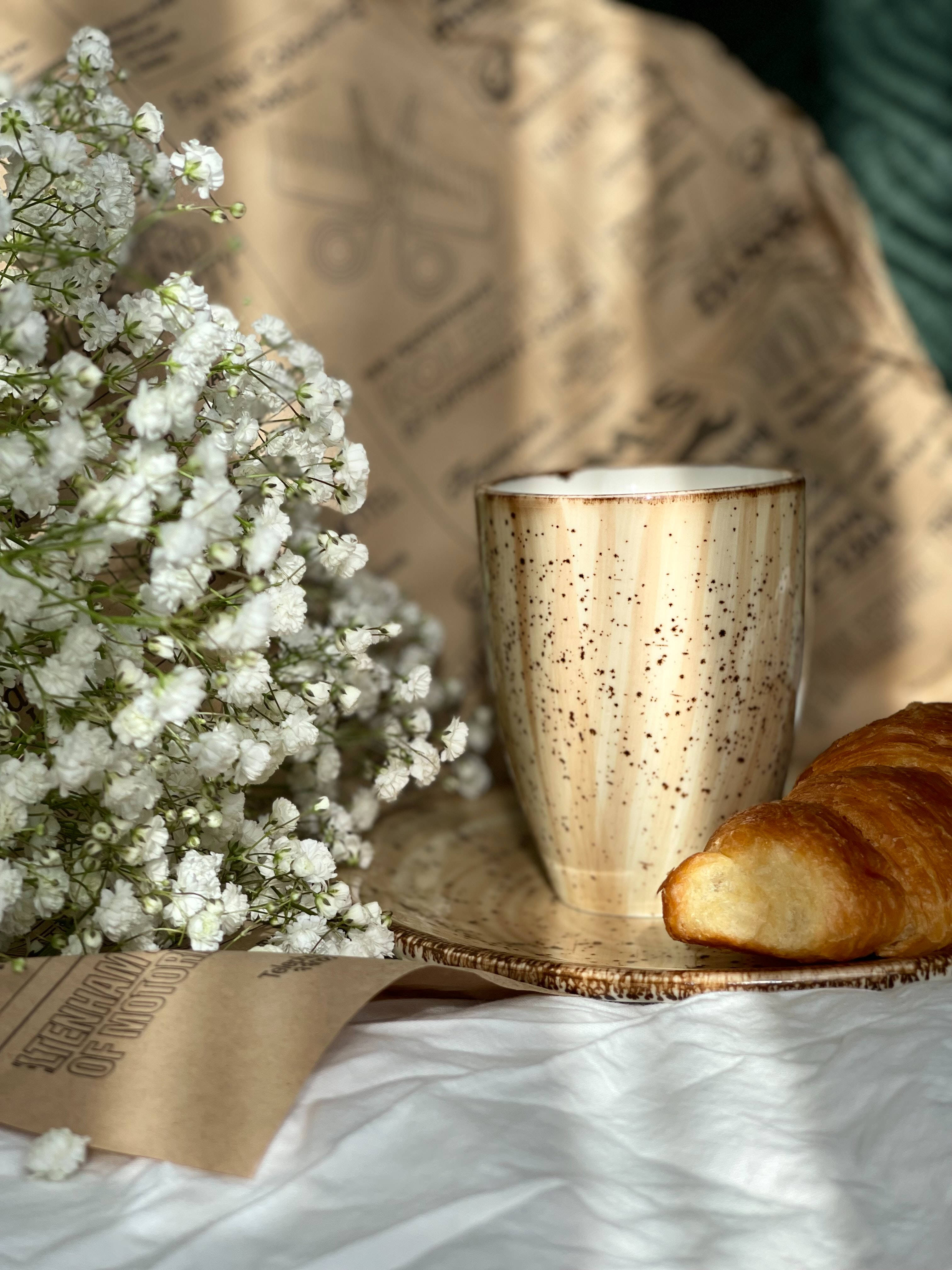 Preppy-tyylinen kahvi ja croissant Taustakuvat
