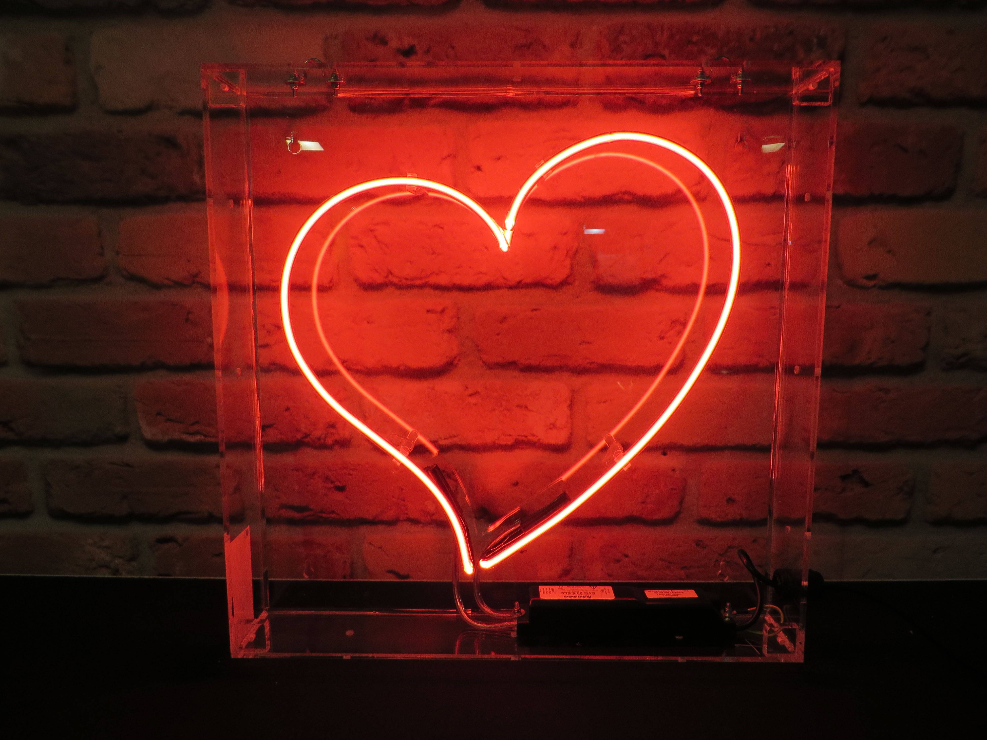 Punainen esteettinen neon sydänlamppu Taustakuvat