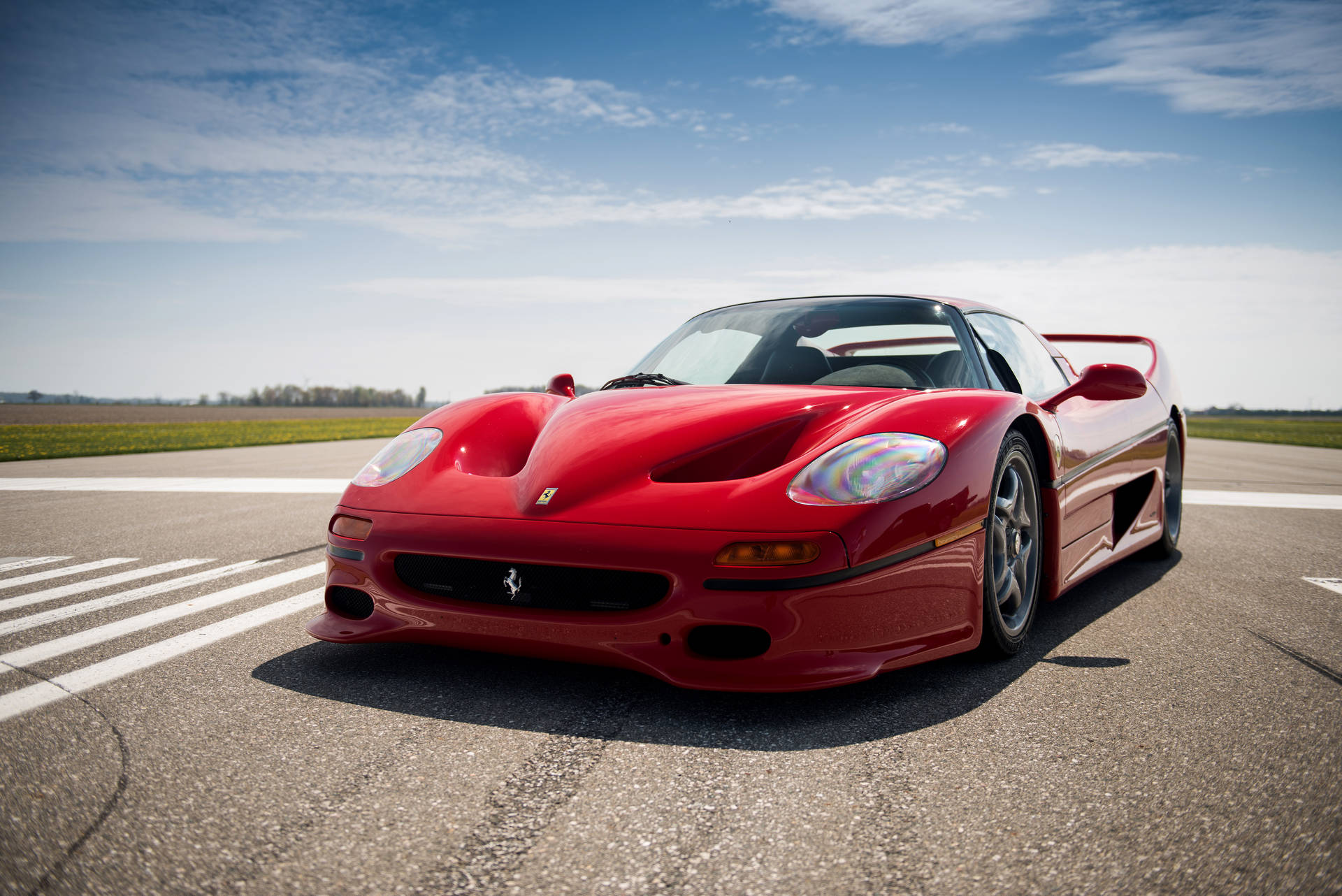 Punainen Ferrari F50 suojatien merkinnällä -taustakuva.