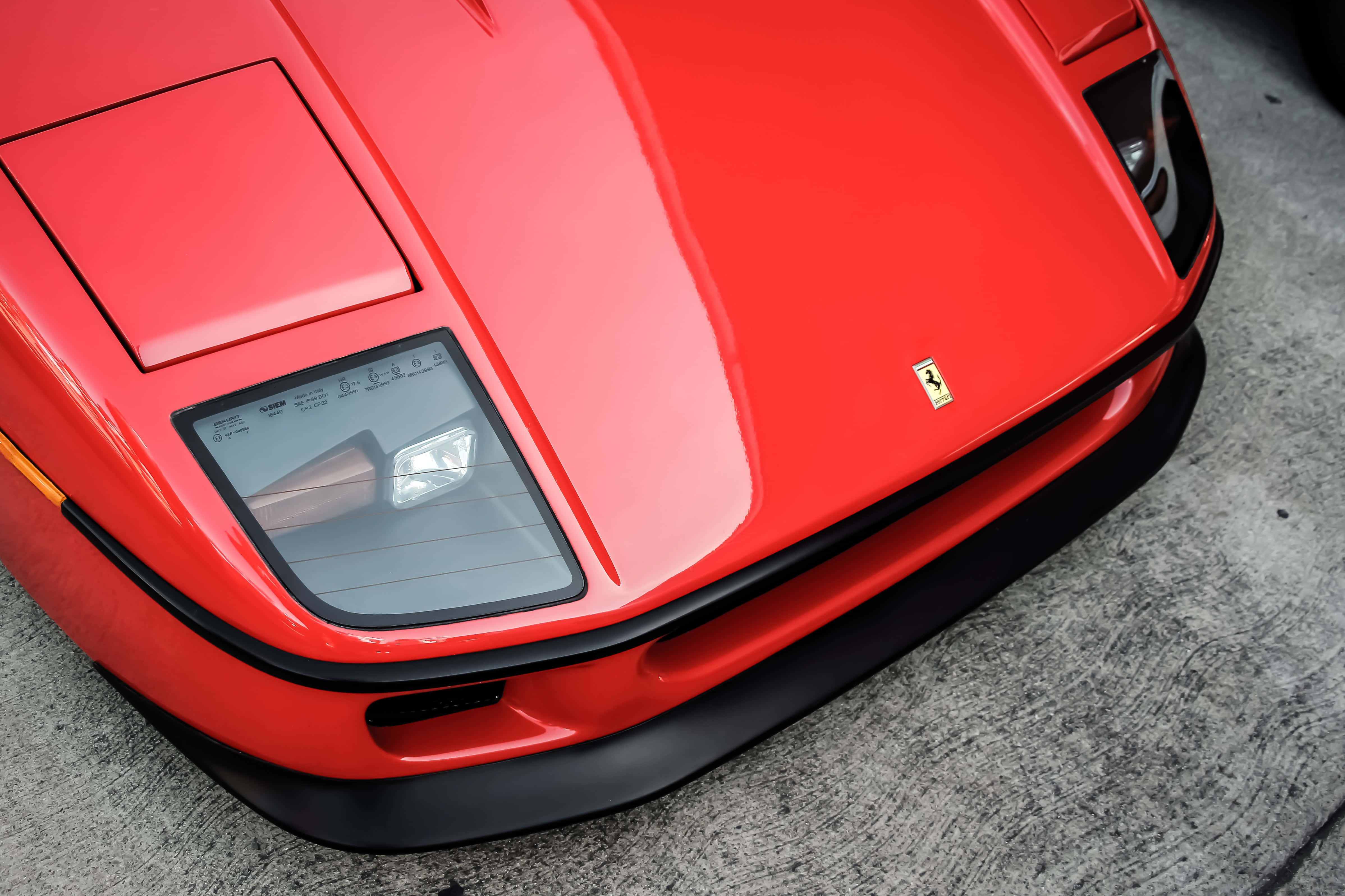 Punainen Ferrari mutkaisella tiellä talvisessa maisemassa Taustakuvat