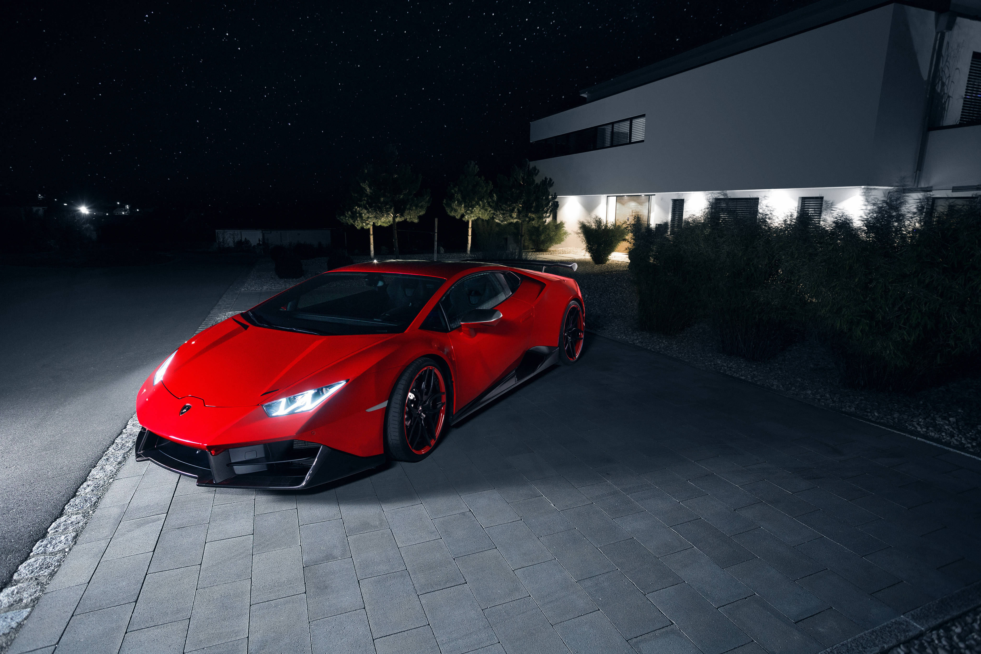 Punainen Lamborghini Huracan yöllä Taustakuvat