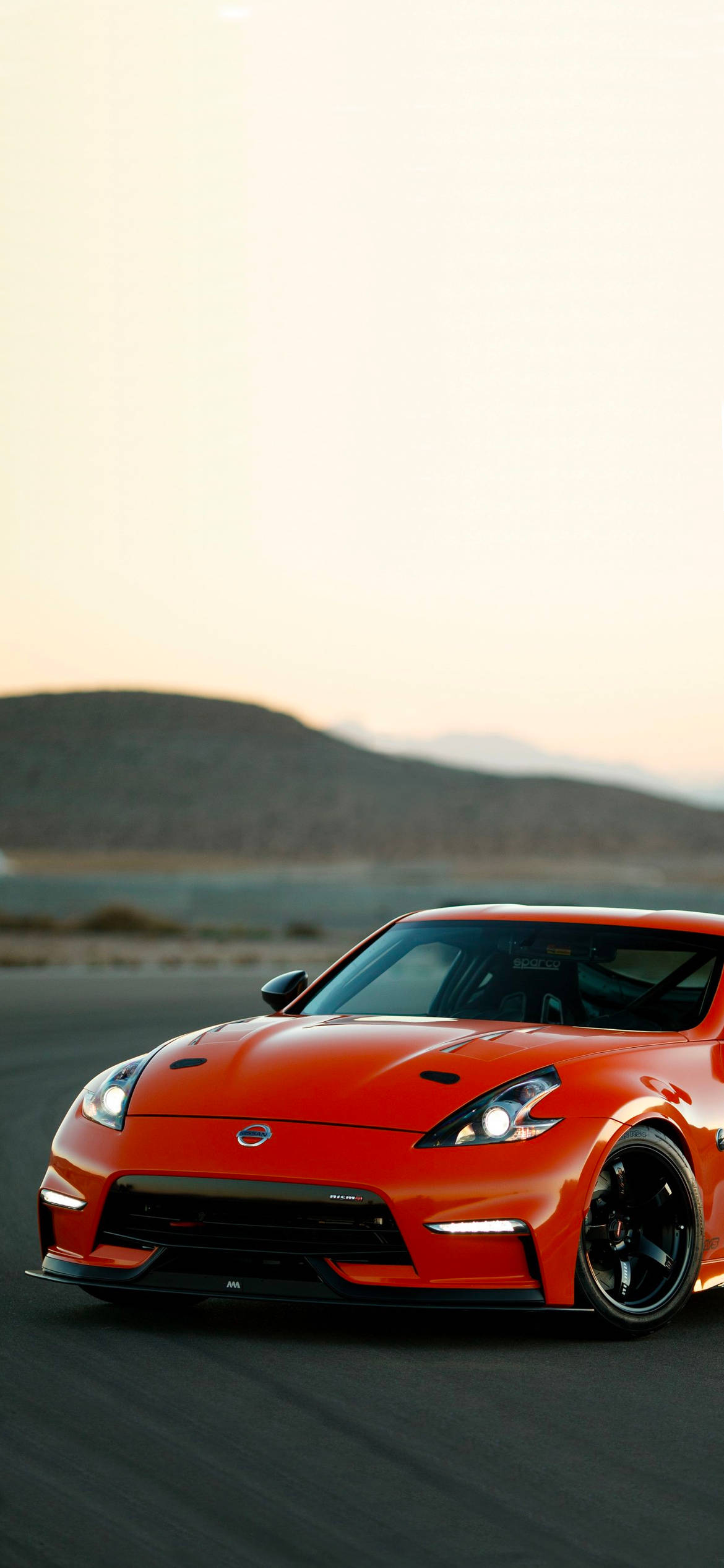 Punainen Nissan 370Z kukkulan kanssa Taustakuvat