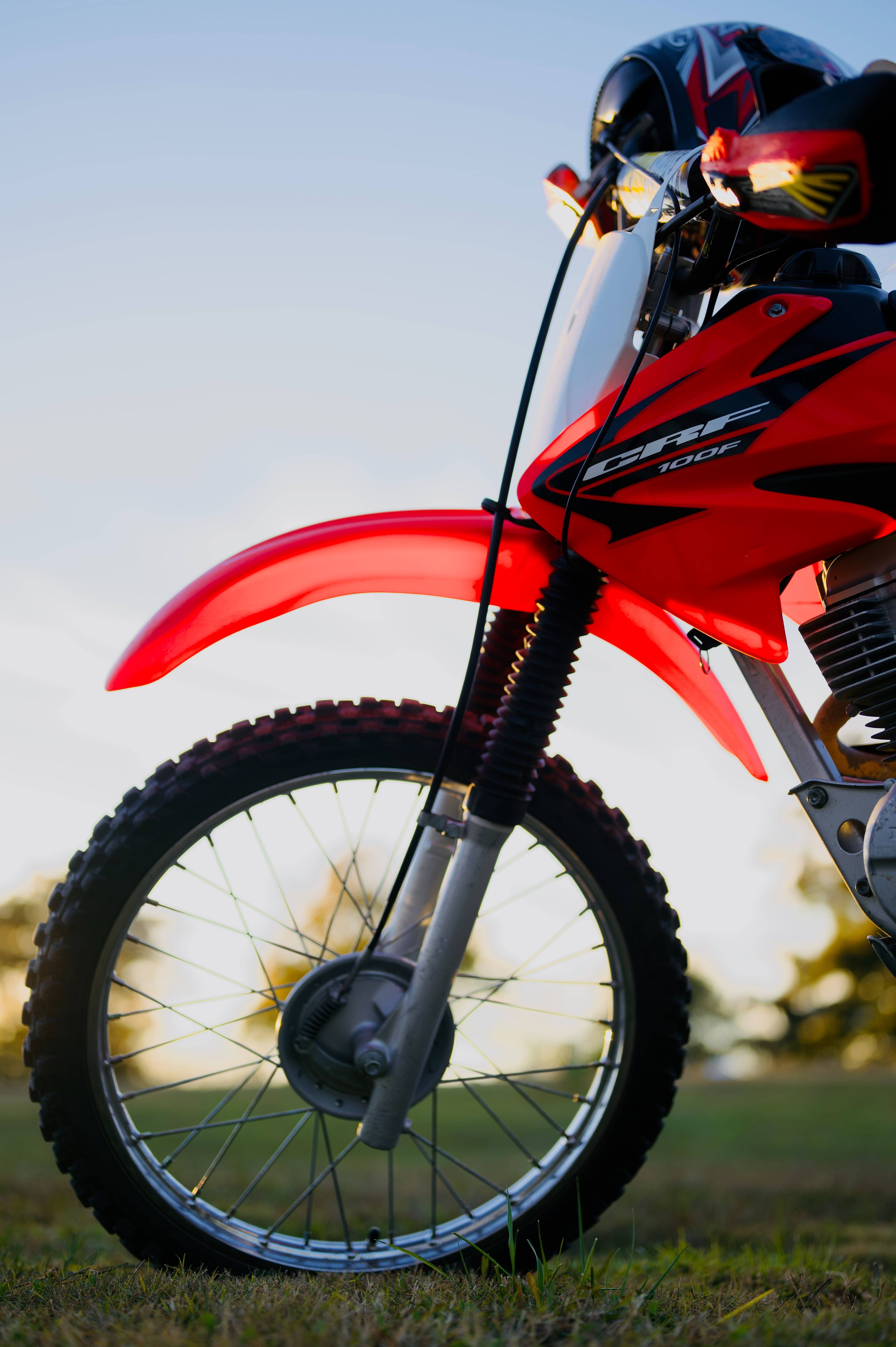 Punainen pyörä Honda CRF100 Taustakuvat