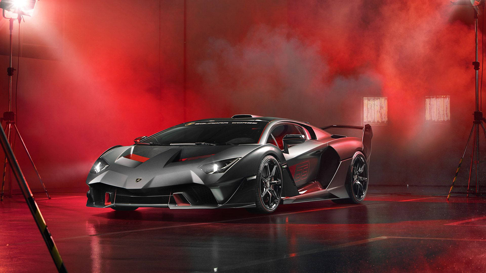 Punainen savu musta Lamborghini
