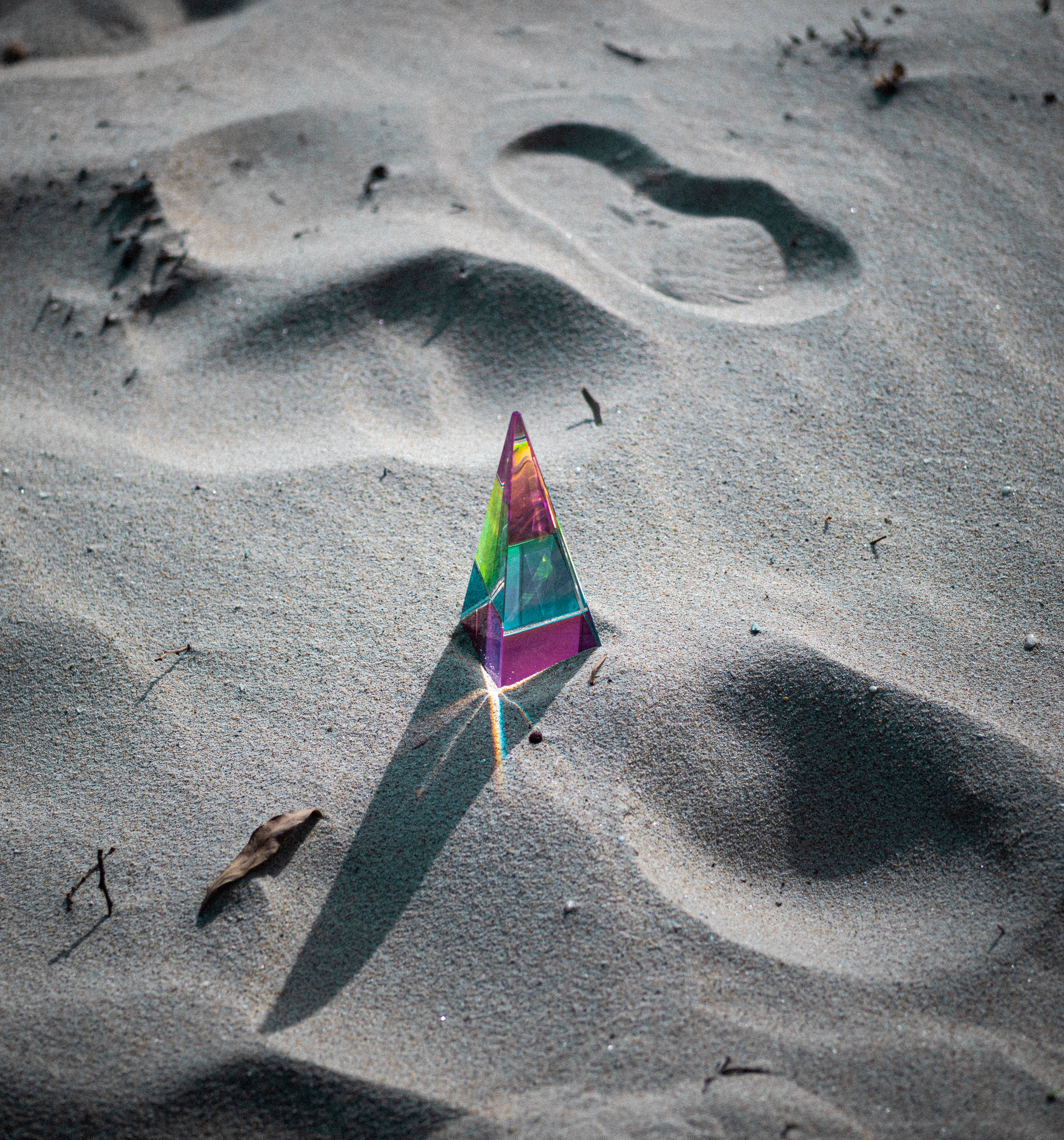 Pyramid Rainbow Prism On Sand Taustakuvat