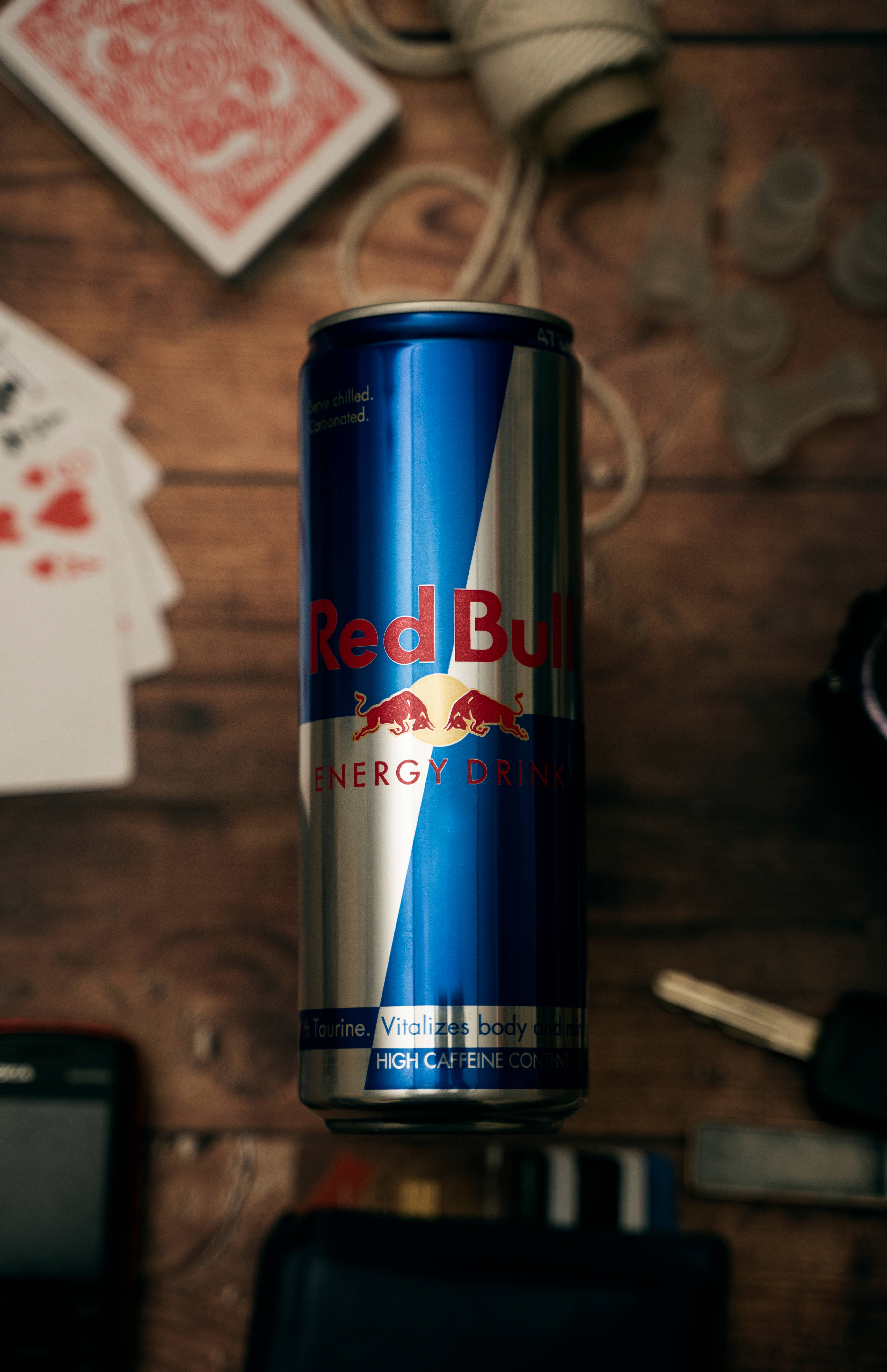 Red Bull -tölkki korttien kanssa pöydällä Taustakuvat