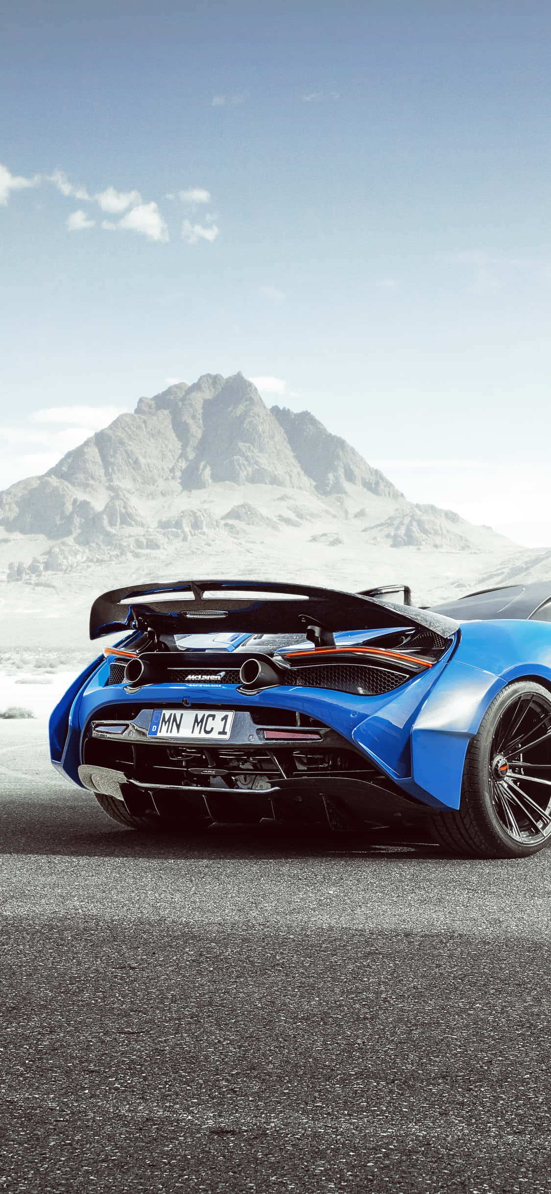 Rendered-kuva ylellisestä iPhone Xs:stä ja McLaren 720s:stä samassa kehyksessä Taustakuvat