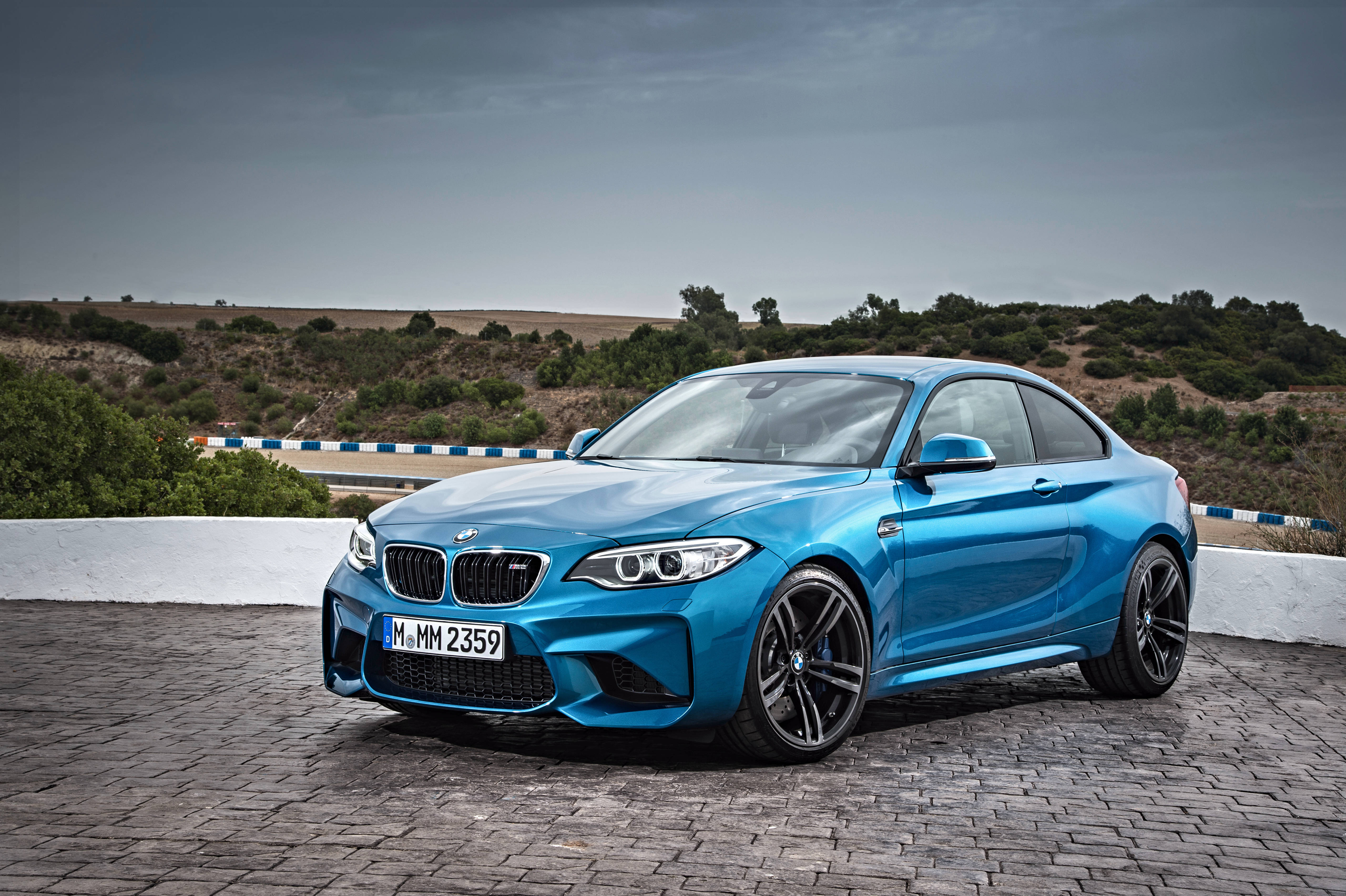 Risteile vuoristoteillä sinisellä BMW F87:llä Taustakuvat