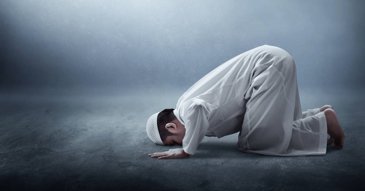 Rukoileva islamilainen poika asennossa Taustakuvat