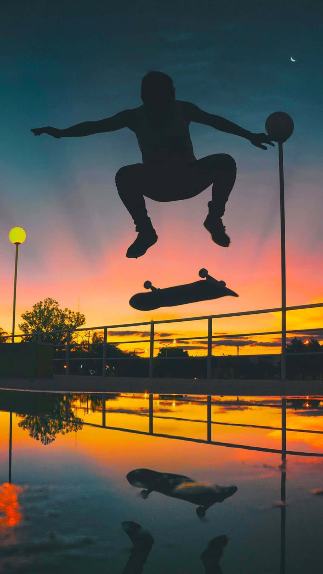Rullalautailemassa ympäri kaupunkia skater boy -tyylillään Taustakuvat