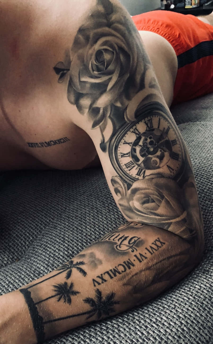 Ruusu ja kello miehen tatuointi kuvassa käsivarressa Taustakuvat