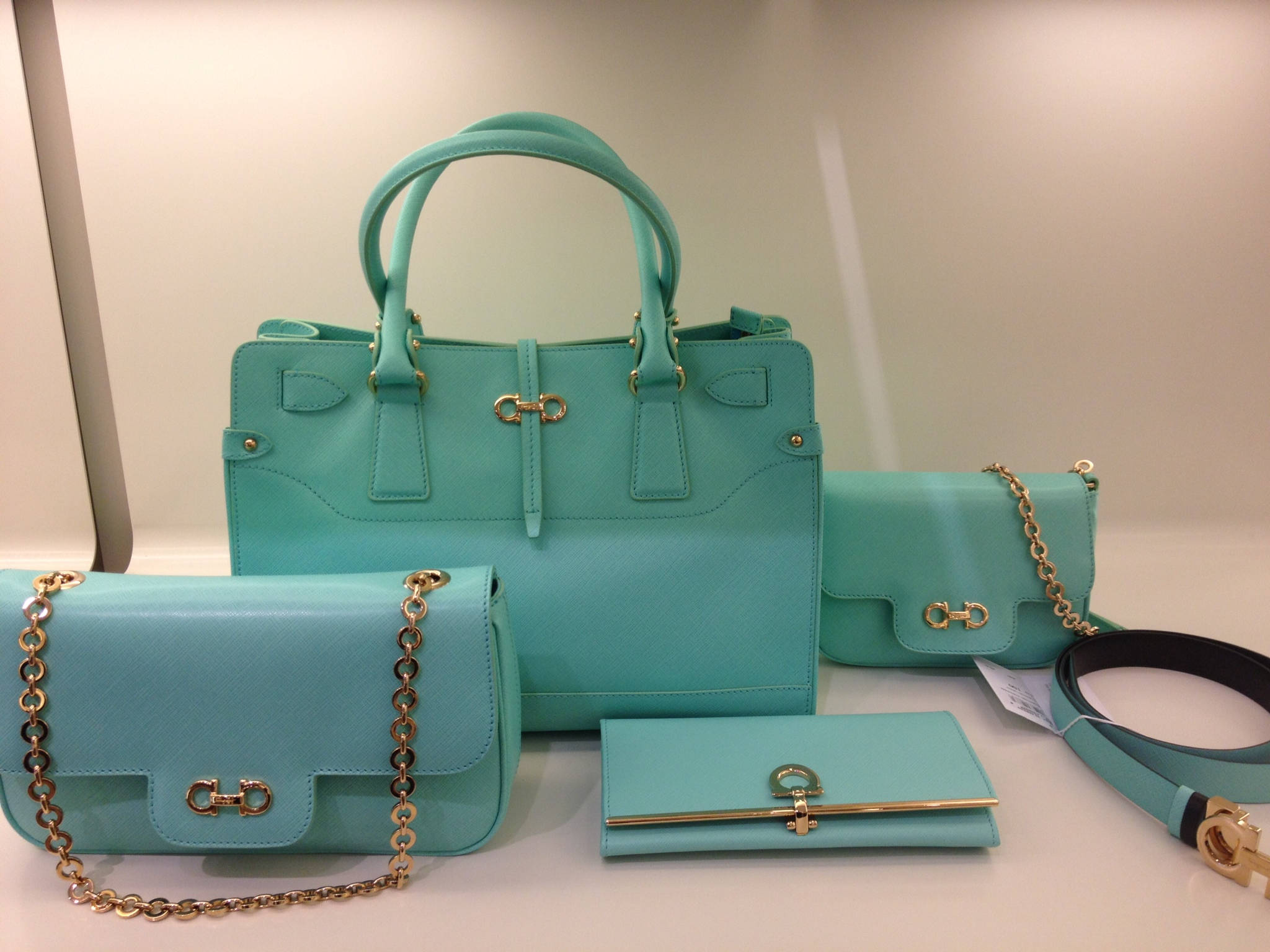 Salvatore Ferragamo Turquoise Bag Set showcasing elegance and luxury Taustakuvat