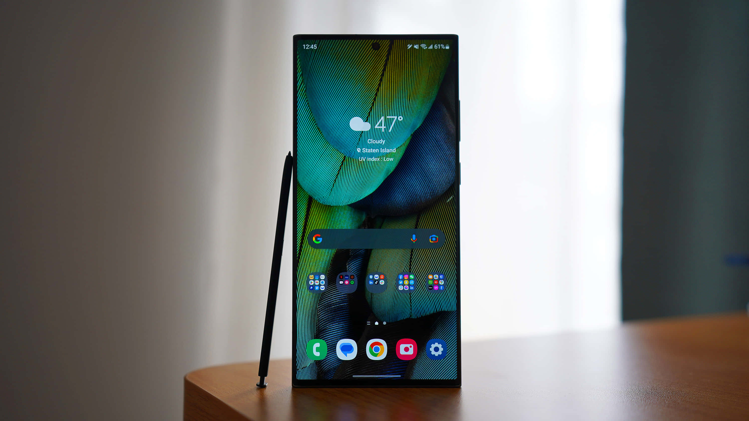 Samsung S23 Ultra S Pen esillä Taustakuvat