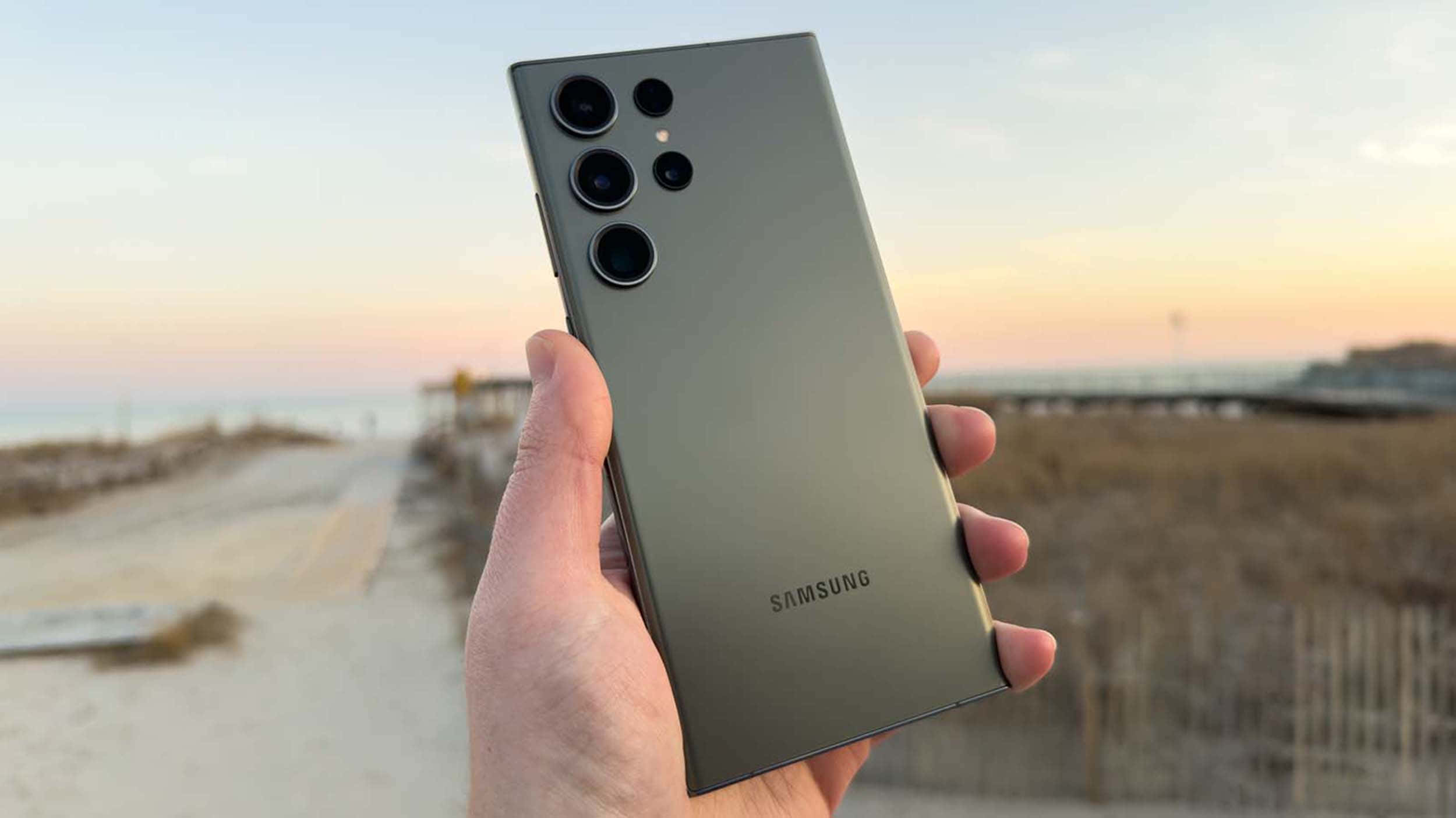Samsung S23 Ultra kädessä rantataustalla Taustakuvat
