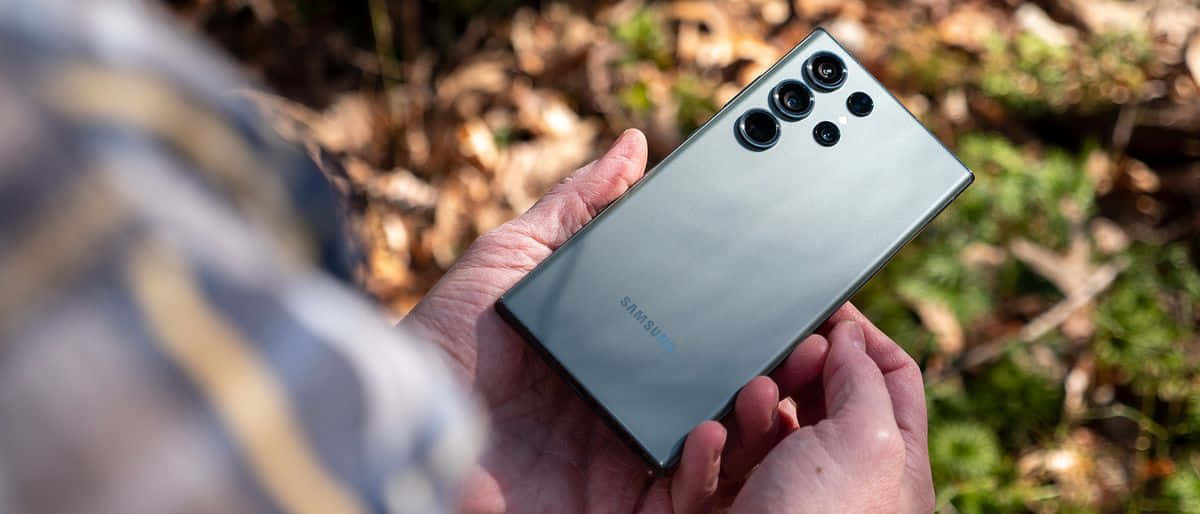Samsung S23 Ultra kädessä ulkona Taustakuvat
