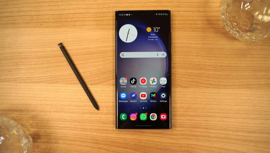 Samsung S23 Ultra S-kynällä pöydällä Taustakuvat
