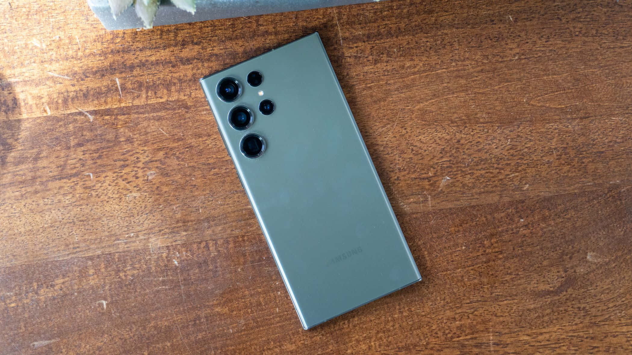 Samsung S23 Ultra vihreä takakamera-asetelma puupinnalla Taustakuvat