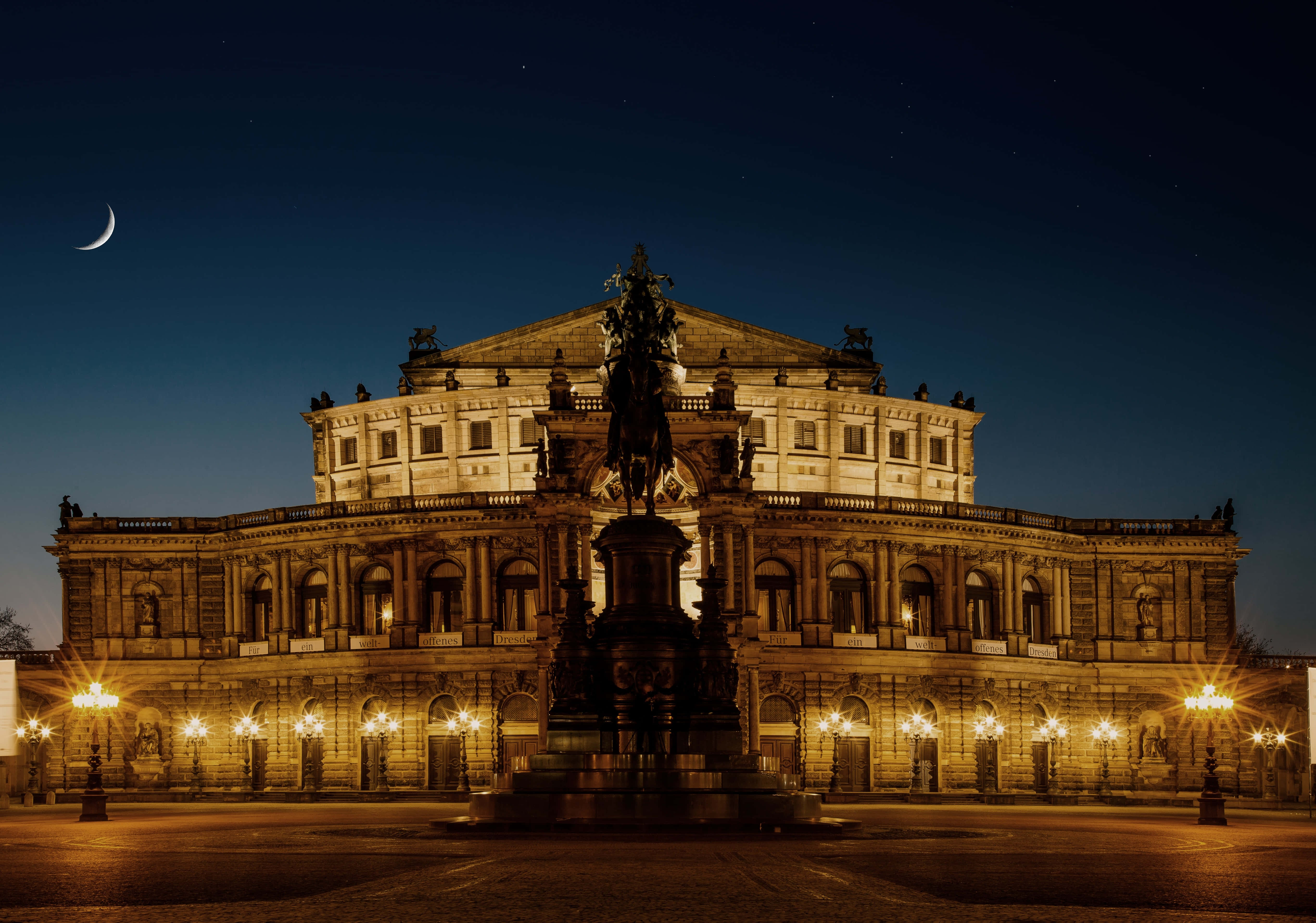 Semperoper-oopperatalo kuun kanssa Taustakuvat