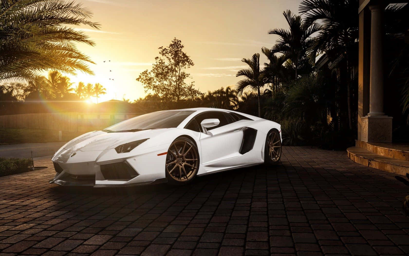 Siisti valkoinen Lamborghini Aventador auringonlaskussa Taustakuvat