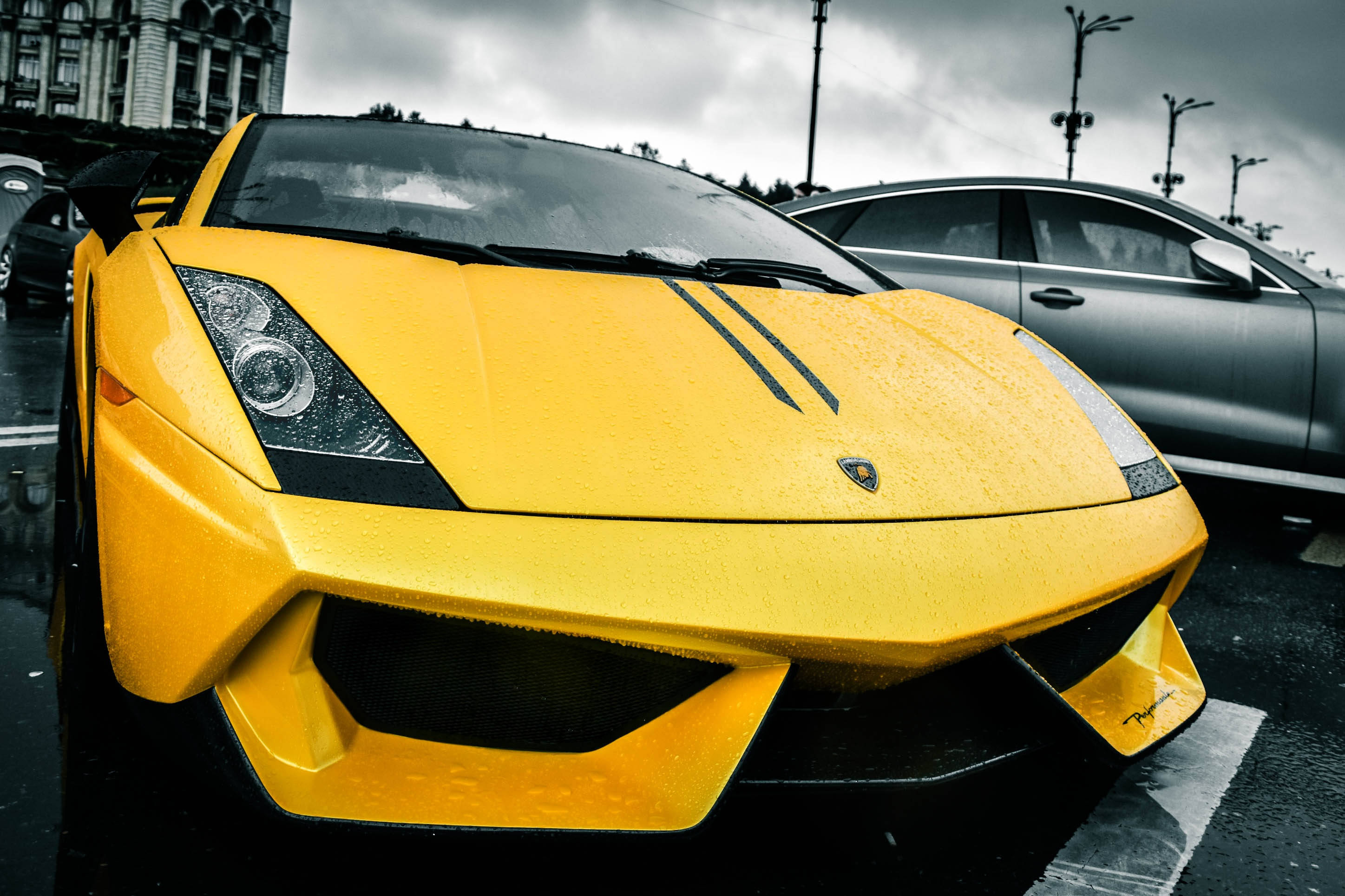 Silmäänpistävä keltainen Lamborghini Gallardo sateisena päivänä Taustakuvat