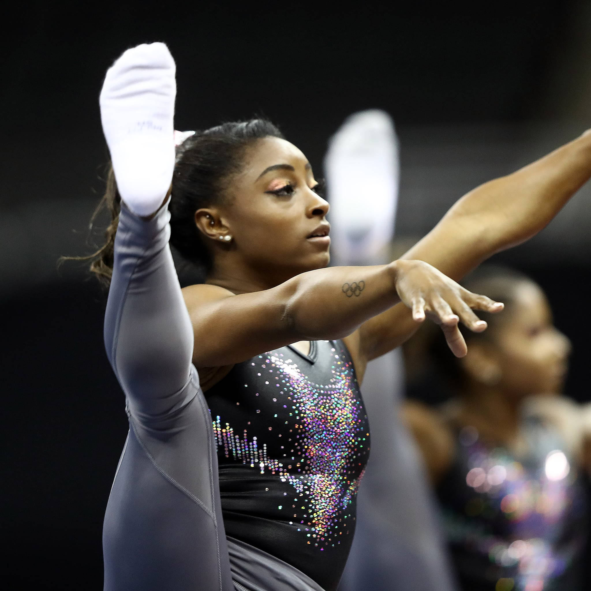 Simon Biles mustassa asussa Taustakuvat