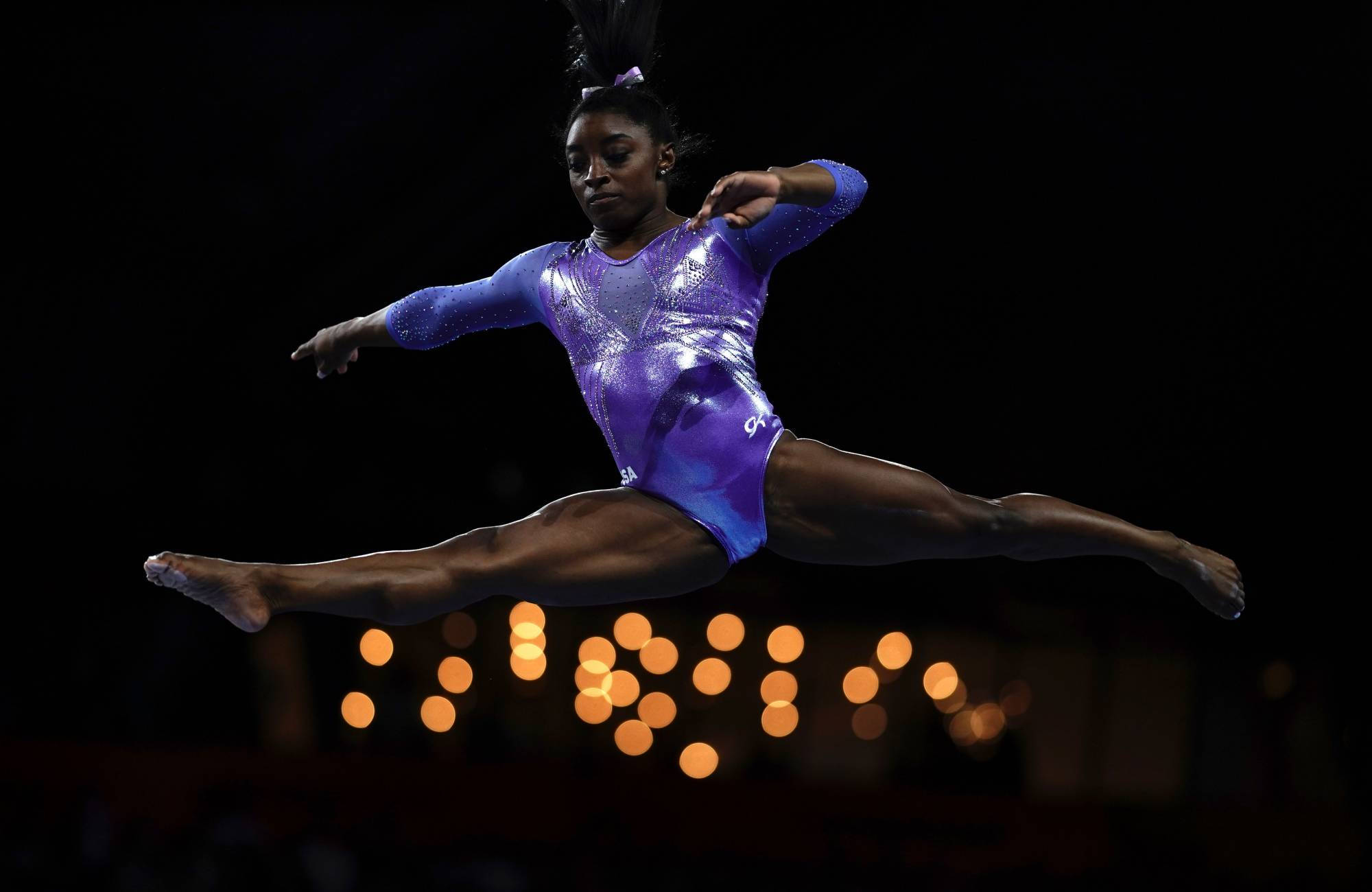 Simone Biles hajareisin ilmassa Taustakuvat