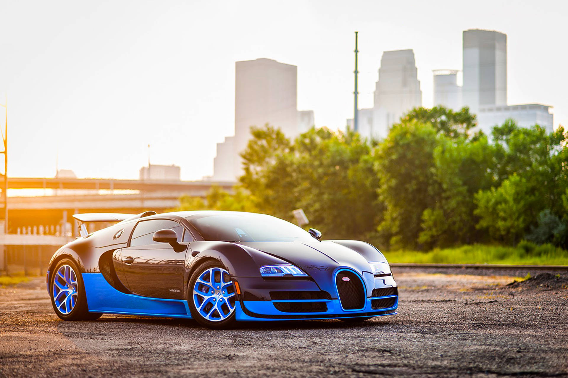 Sininen Bugatti Veyron auringonnousussa taustakuva