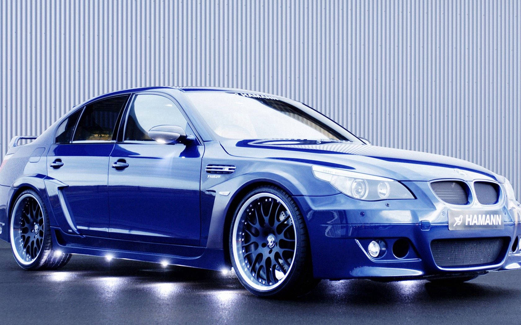 Puhdas sininen Hamann BMW -auto sinisellä taustalla