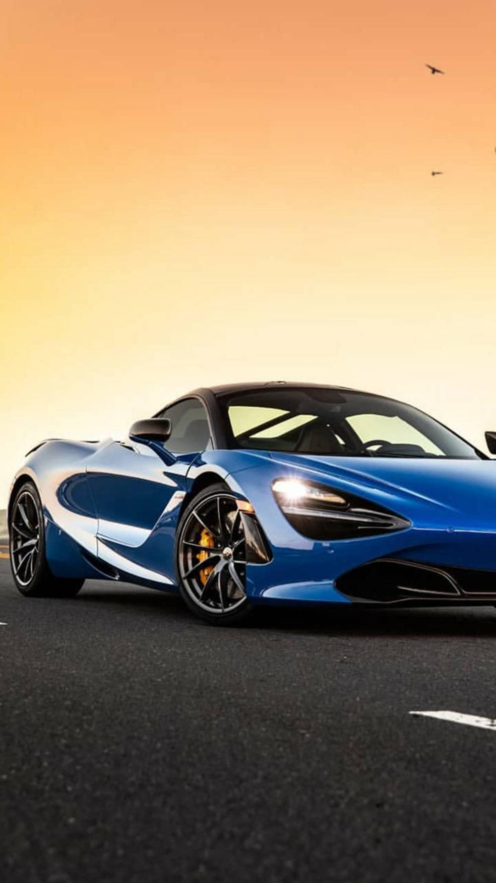 Sininen McLaren 720S auringonlaskun alla puhelimelle Taustakuvat