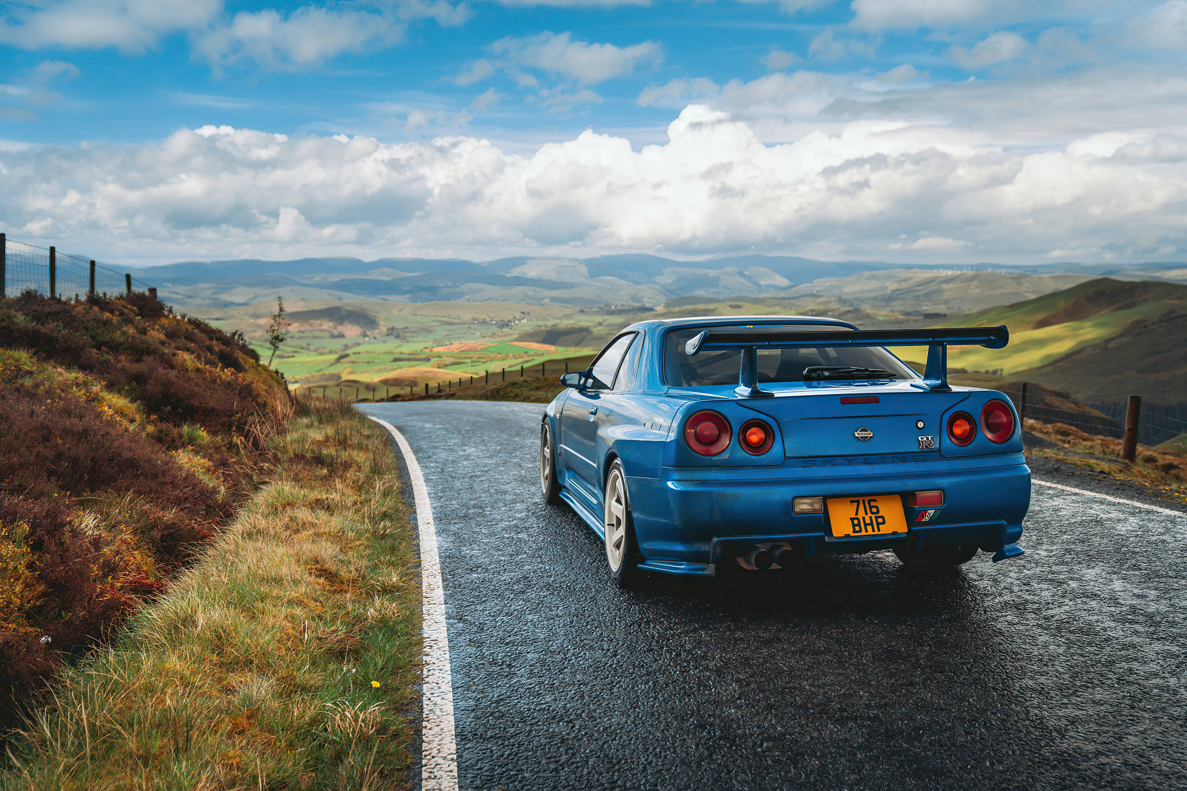 Sininen Nissan Skyline GTR R34 kukkuloilla Taustakuvat