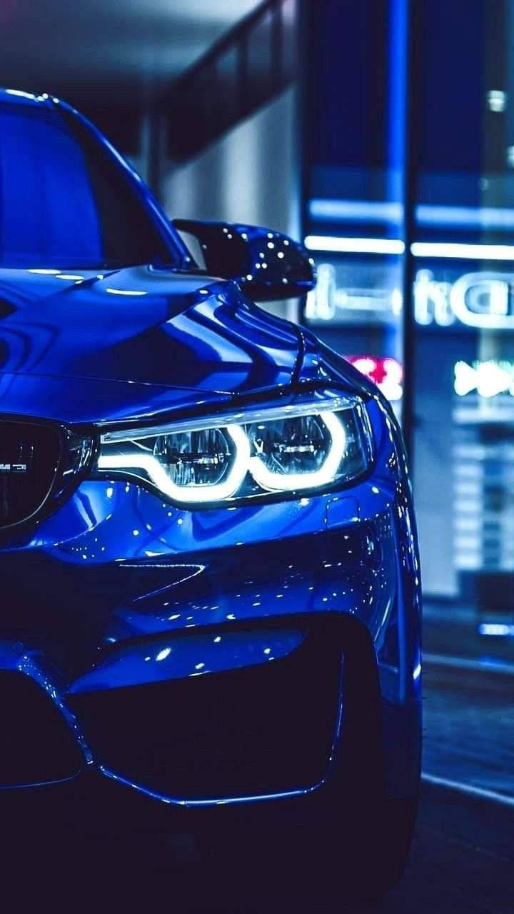 Sinisen BMW:n hehkuva ajovalo Taustakuvat